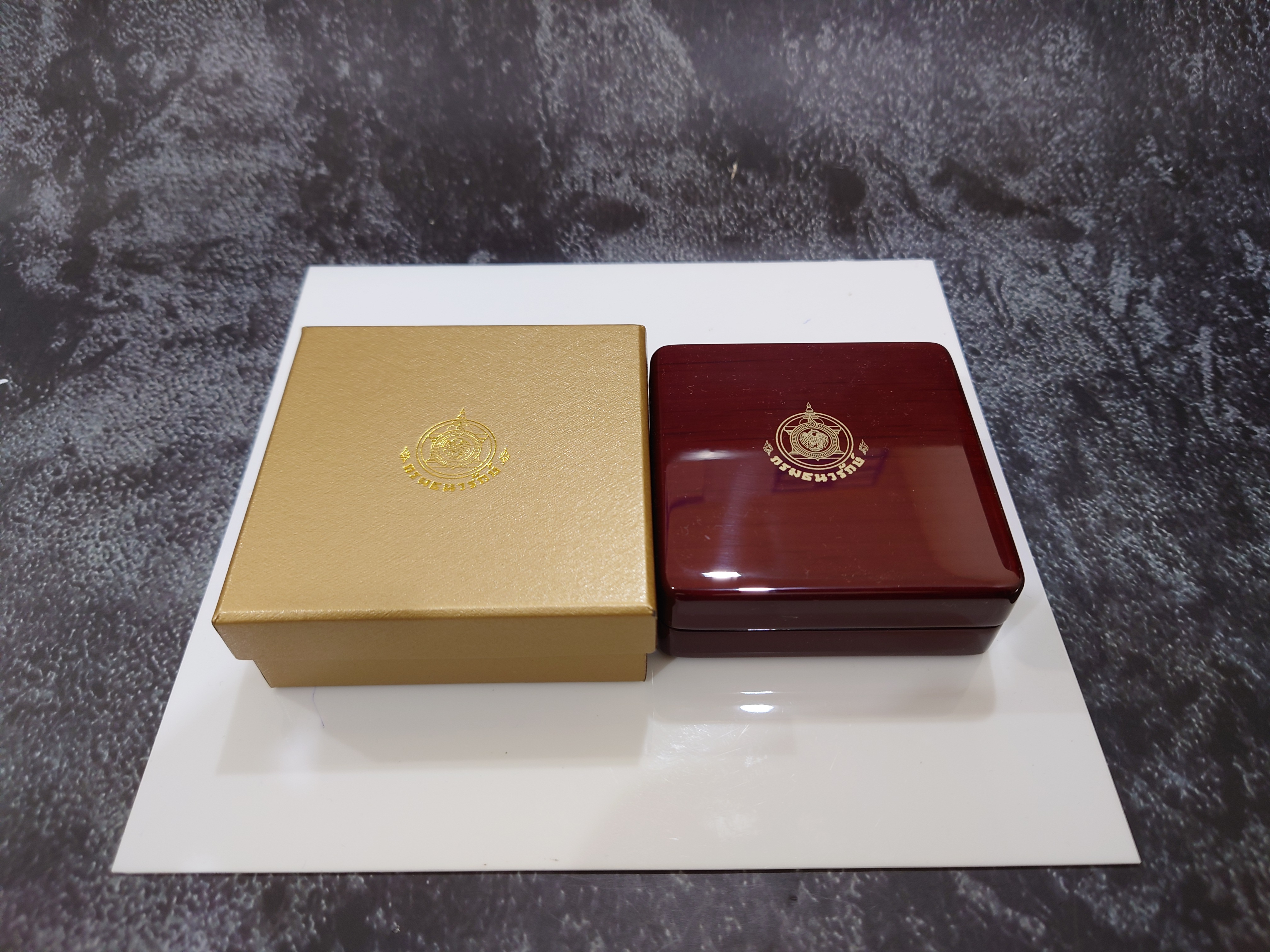 กล่องไม้ใส่เหรียญทองคำ 4 เหลี่ยม (หรือใส่เหรียญขนาดตลับวงนอก 4.5 เซน) จากกรมธนารักษ์ ผ่านใช้ สภาพสวย 95 %