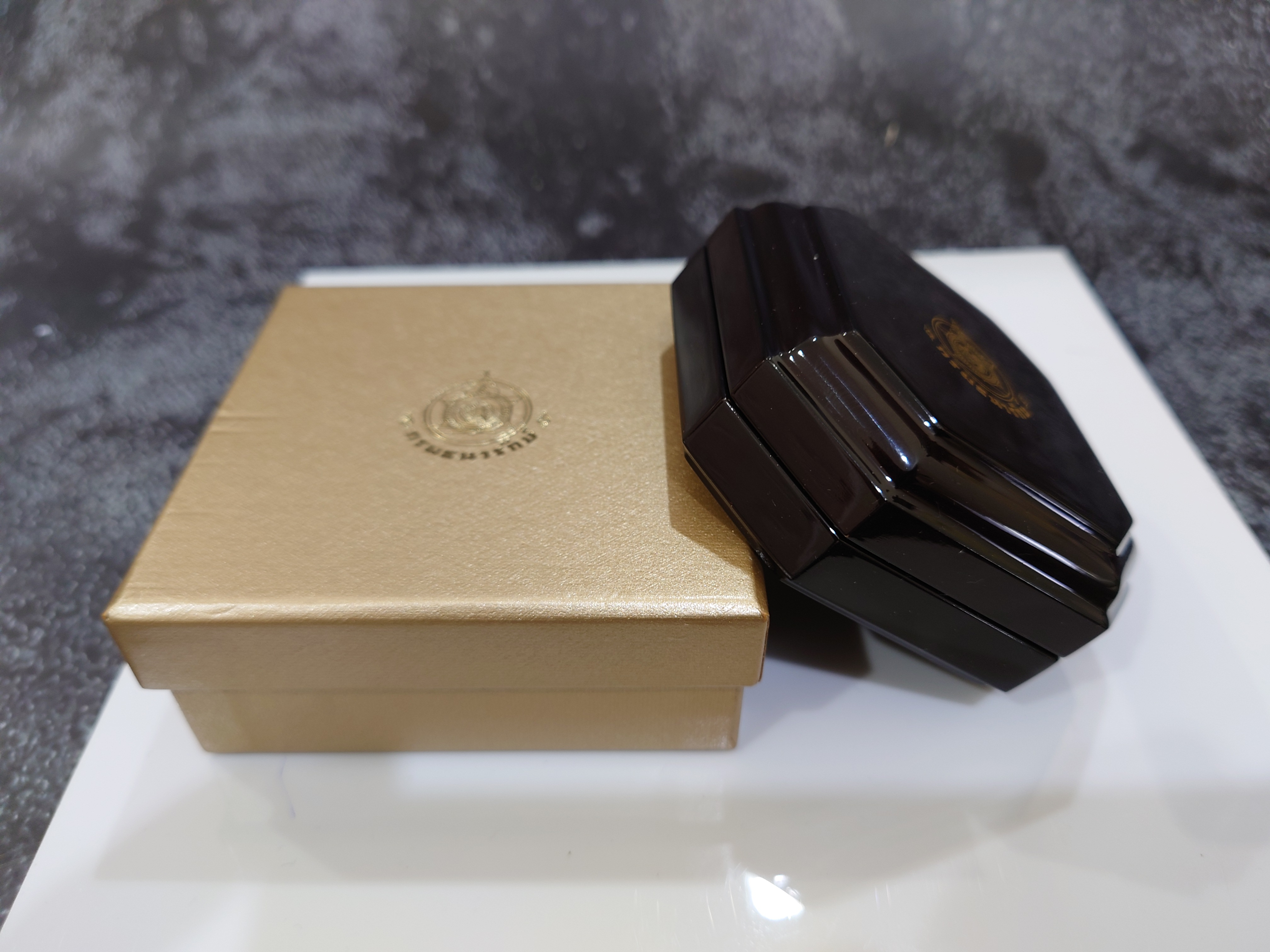 กล่องไม้ใส่เหรียญทองคำ 8 เหลี่ยม (หรือใส่เหรียญขนาดตลับวงนอก 4.5 เซน) จากกรมธนารักษ์ ผ่านใช้ สภาพสวย 95 %