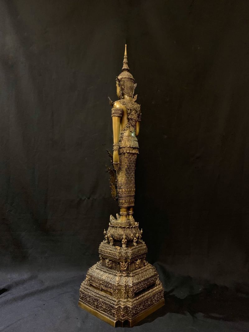 พระพุทธรูปทรงเครื่องจักรพรรดิ์ องค์ใหญ่ สูง 1 เมตร
