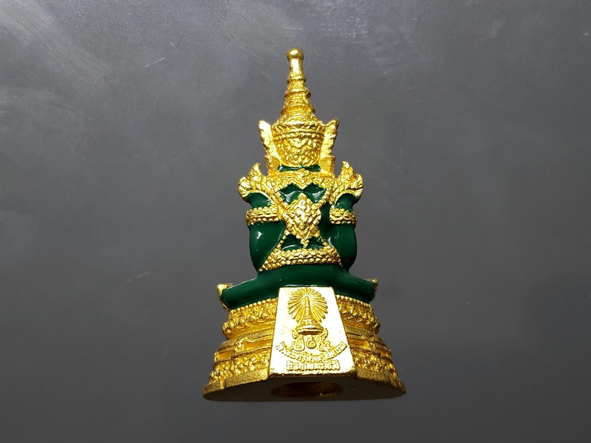 พระแก้วมรกต ชุด 3 ฤดู เนื้อโลหะเคลือบสีเขียว เครื่องทรงชุบทอง สำนักพระราชวัง สร้าง พุทธาภิเษก ณ วัดพระศรีรัตนศาสดาราม พ.ศ.2547