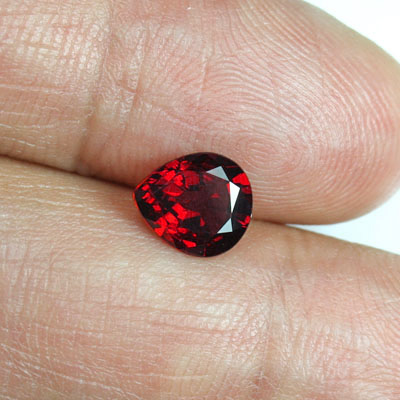 **ขายแล้ว**โกเมนสีเเดงอมม่วงหรือโรโดไลท์ (Rhodolite Garnet) 1.66 กะรัต สีเข้ม รูปร่างดี ไฟดี