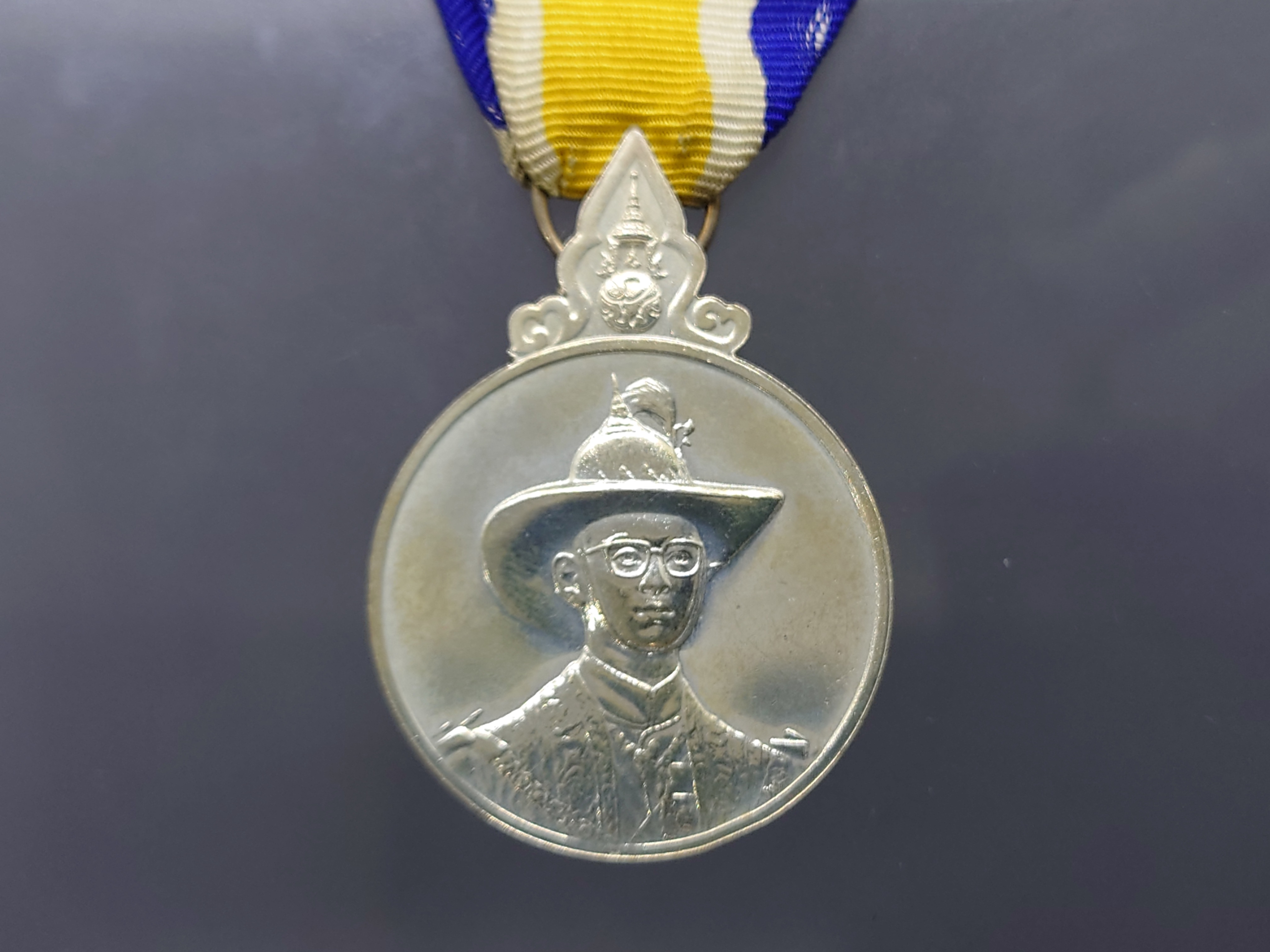 เหรียญแพรแถบ เนื้อเงิน ที่ระลึกมหามงคลเฉลิมพระชนมพรรษา 6 รอบ รัชกาลที่ 9 พ.ศ.2542 แบบชาย