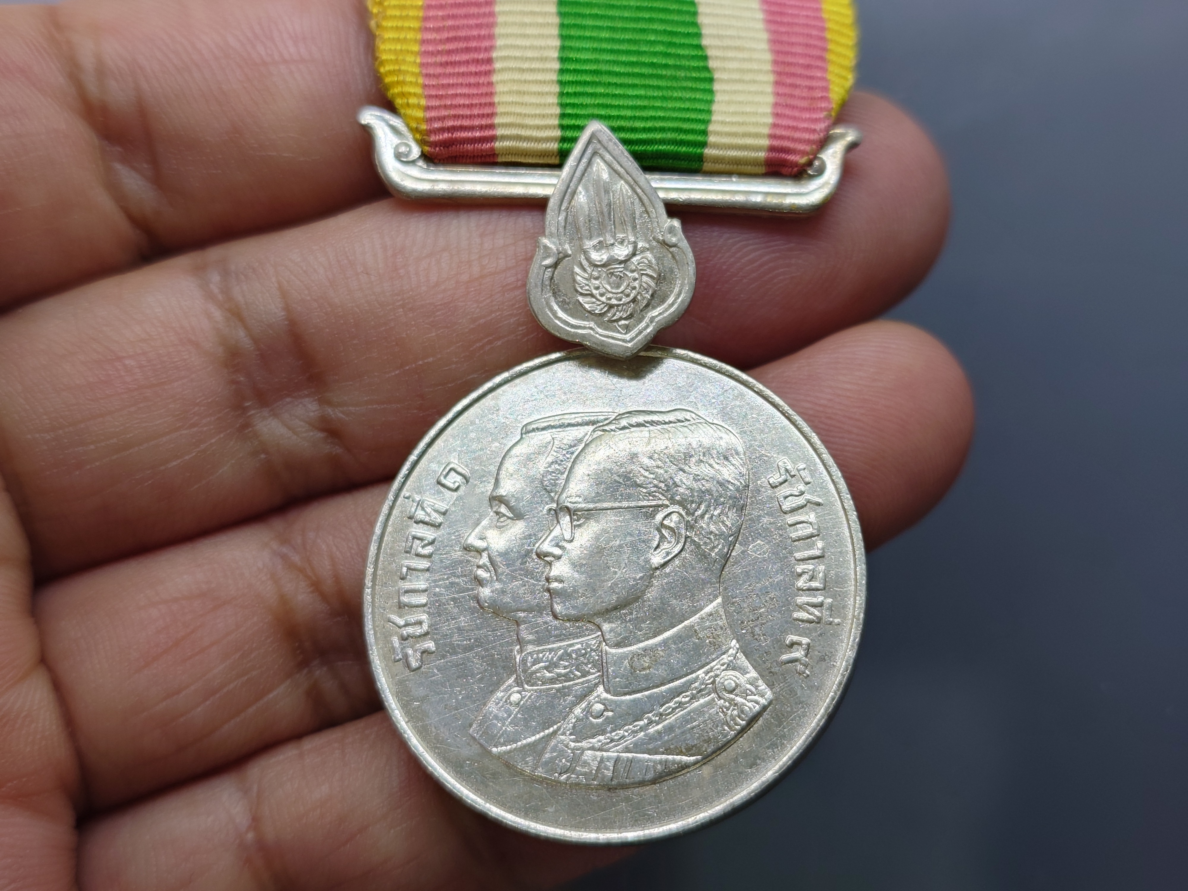 แพรแถบเหรียญเงินที่ระลึก สมโภชกรุงรัตนโกสินทร์ 200 ปี พ.ศ.2525 แบบชาย