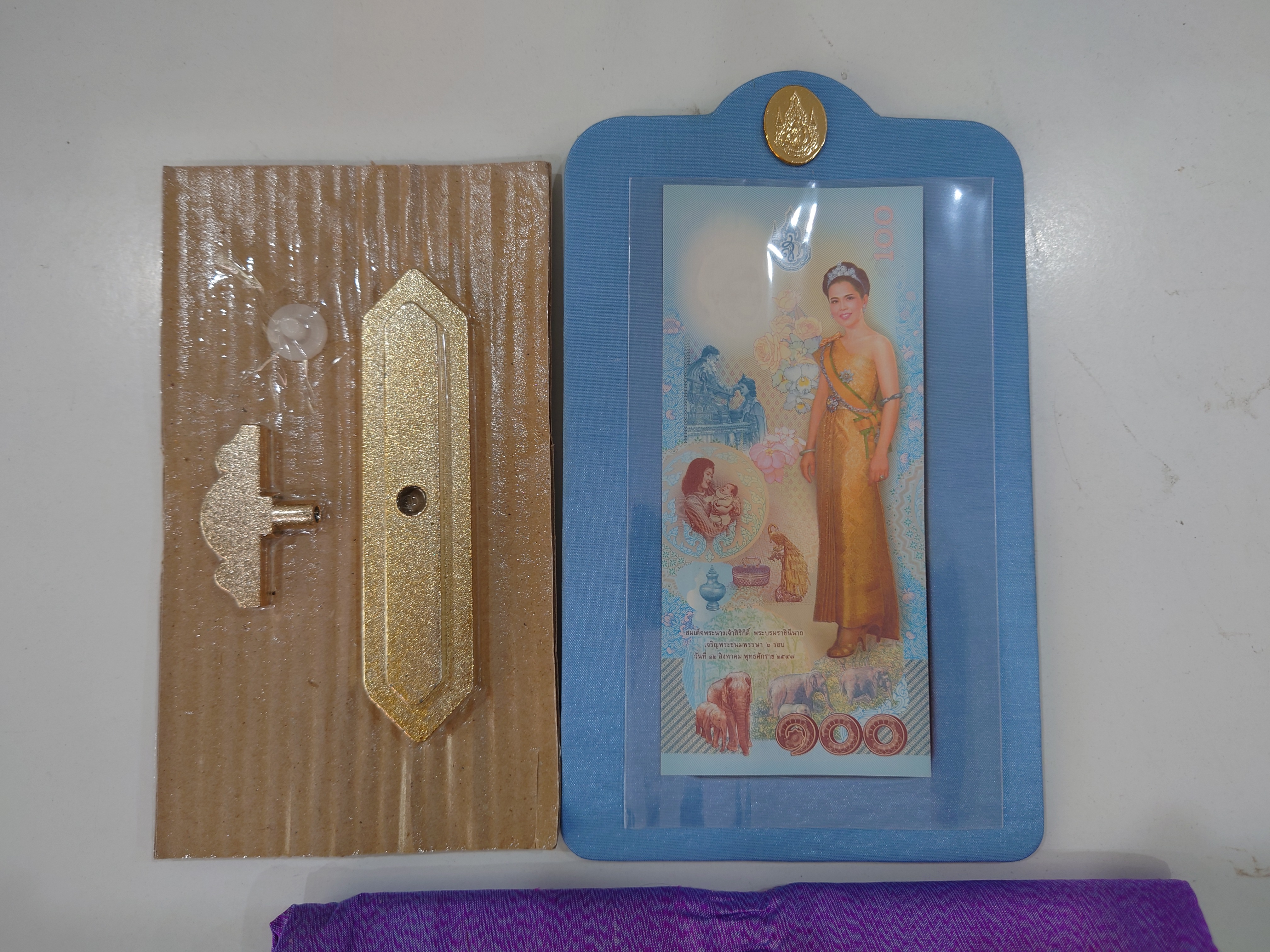 ธนบัตรที่ระลึก 100 บาท 72 พรรษาราชินี พร้อมชุดขาตั้งถุงผ้าใหม