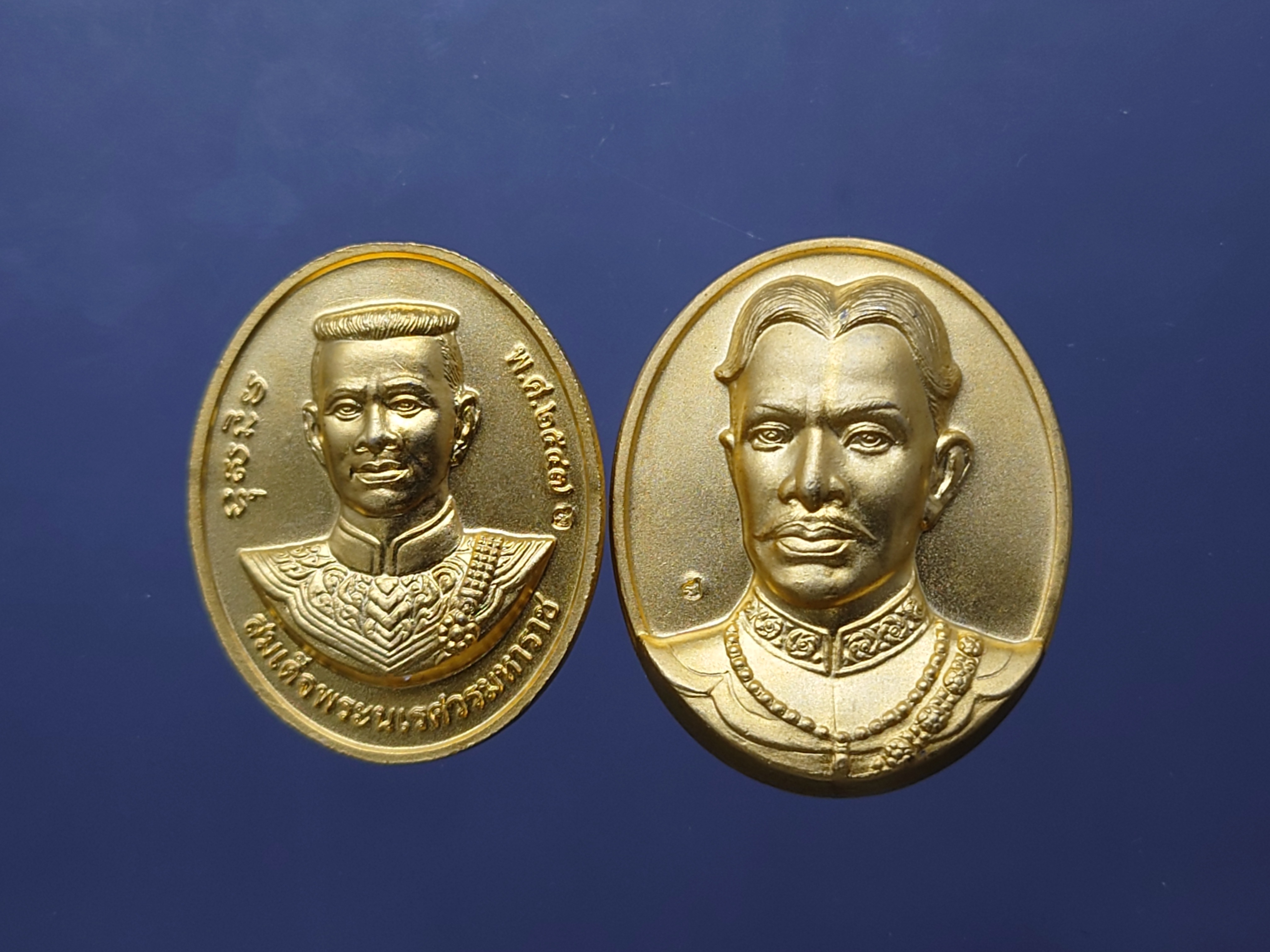 เหรียญสองมหาราชกู้แผ่นดิน รุ่นโชคมงคล เนื้อชุบทอง วัดตรีทศเทพวรวิหาร ปี2548 พร้อมตลับเดิม