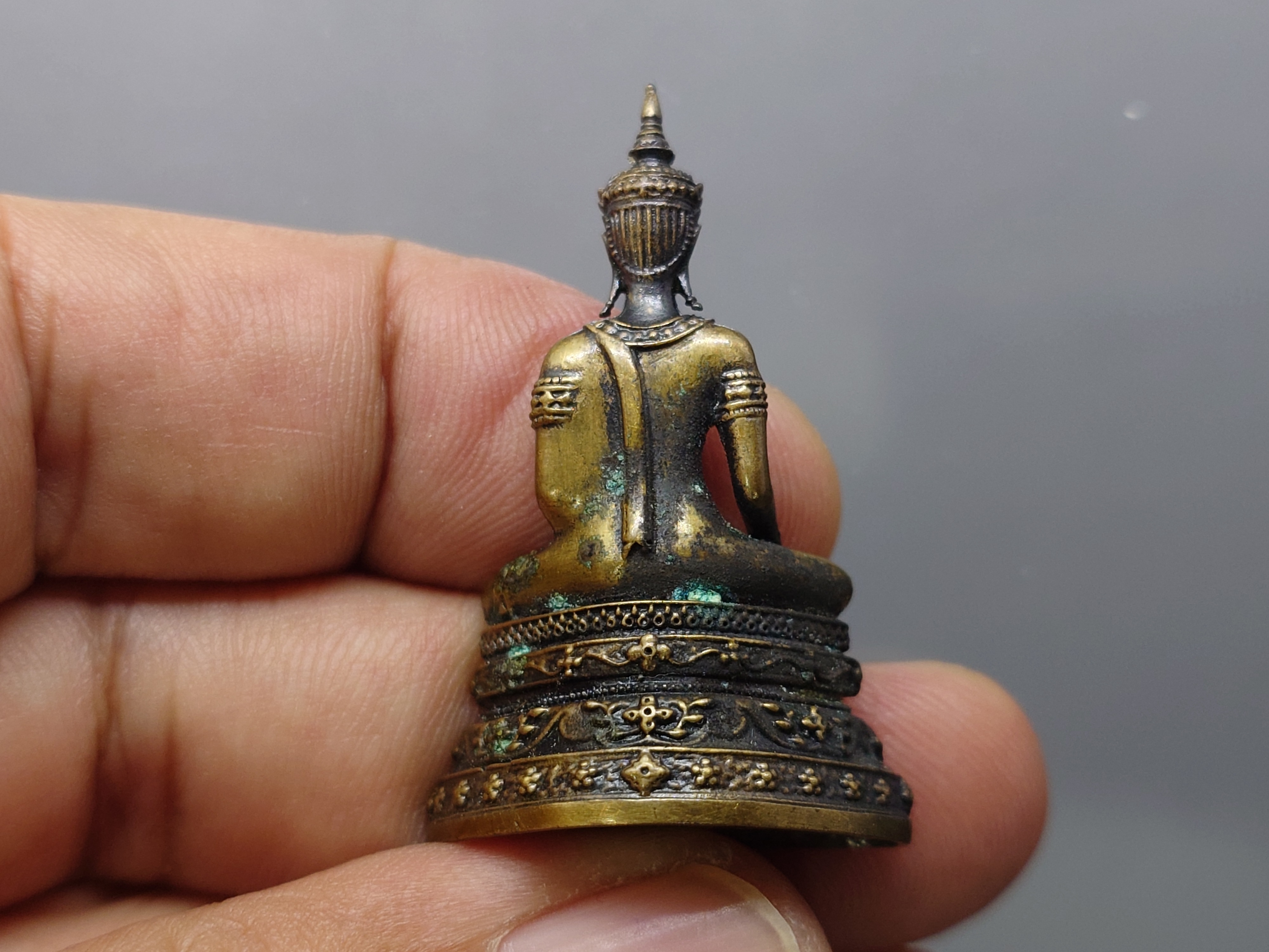 พระกริ่งพุทธมหาบารมีนุภาพพิสุทธิ์ อนุตตรสังคามวิชัย เนื้อทองแดงซาติน ผลงานศิลปินแห่งชาติ อ.จักรพันธุ์ โปรษยกฤต ปี2553 พร้อมกล่องเดิม หายาก