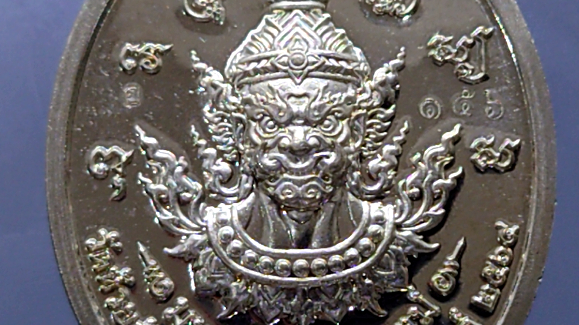 เหรียญรุ่นมหาลาภ มหาอุตม์ เนื้ออัลปาก้า ลงยาม่วง โบว์ส้ม จีวรส้ม หลวงพ่อพัฒน์ วัดห้วยด้วน โคท 156