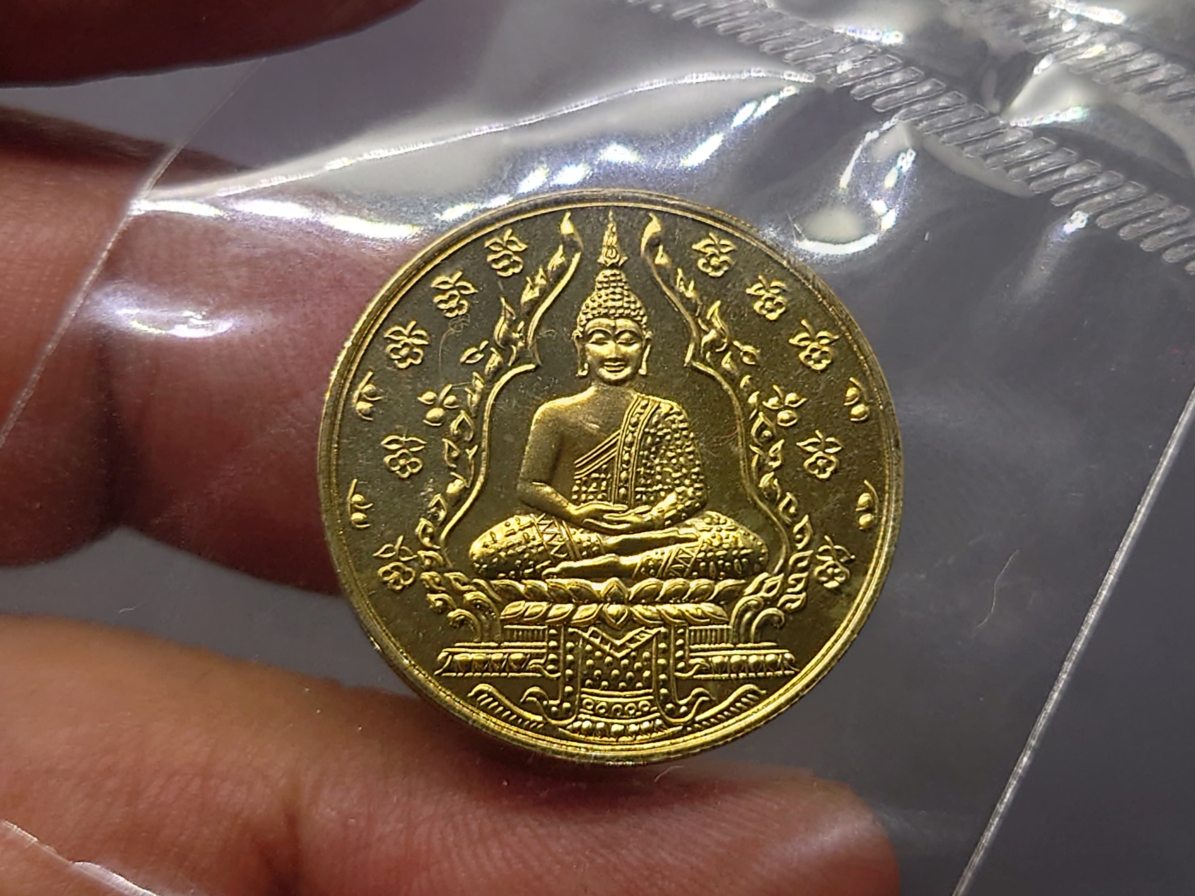 พระแก้วมรกต รุ่น2 เนื้ออัลปาก้าขัดเงา สร้างโดยสำนักพระราชวัง พิธีพุทธาภิเษก ณ วัดพระศรีรัตนศาสดาราม ปี 2547 ไม่ผ่านใช้ ซีลเดิม ซองเดิม