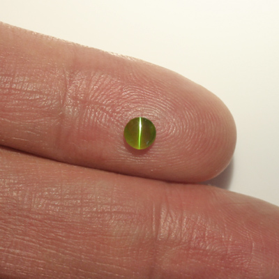 **ขายแล้ว**คริสโซเบริลตาแมวหรือไพฑูรย์ (Cat's eye Chrysoberyl) 0.31 กะรัต เม็ดเล็ก เหมาะสำหรับนำไปใส่แหวนนพเก้า