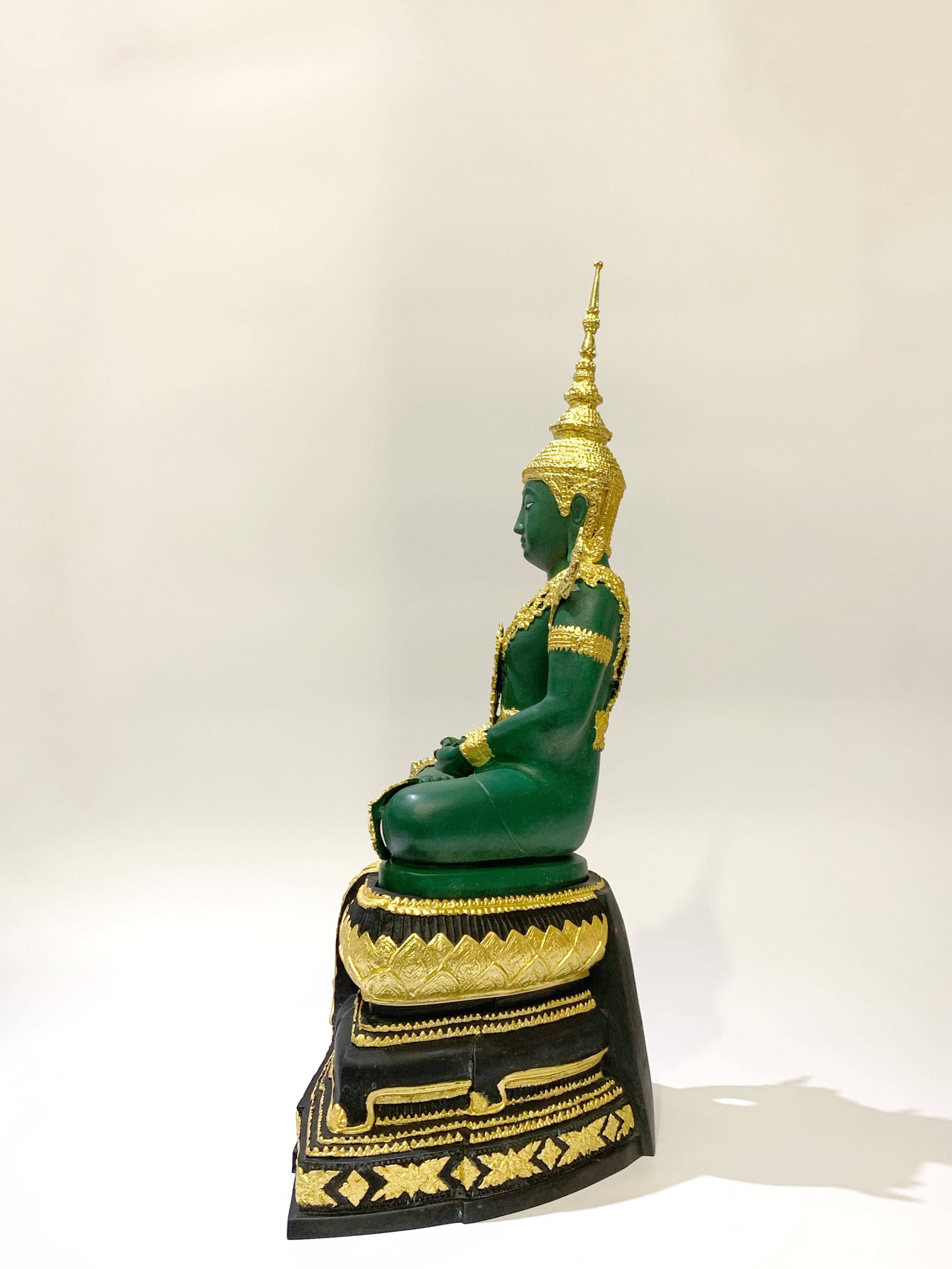 พระพุทธรูป พระแก้วมรกต ทรงเครื่องฤดูร้อน หน้าตัก 9 นิ้ว พิธีสมโภช กรุงรัตนโกสินทร์ 200 ปี วัดพระศรีรัตนศาสดาราม พ.ศ.2525