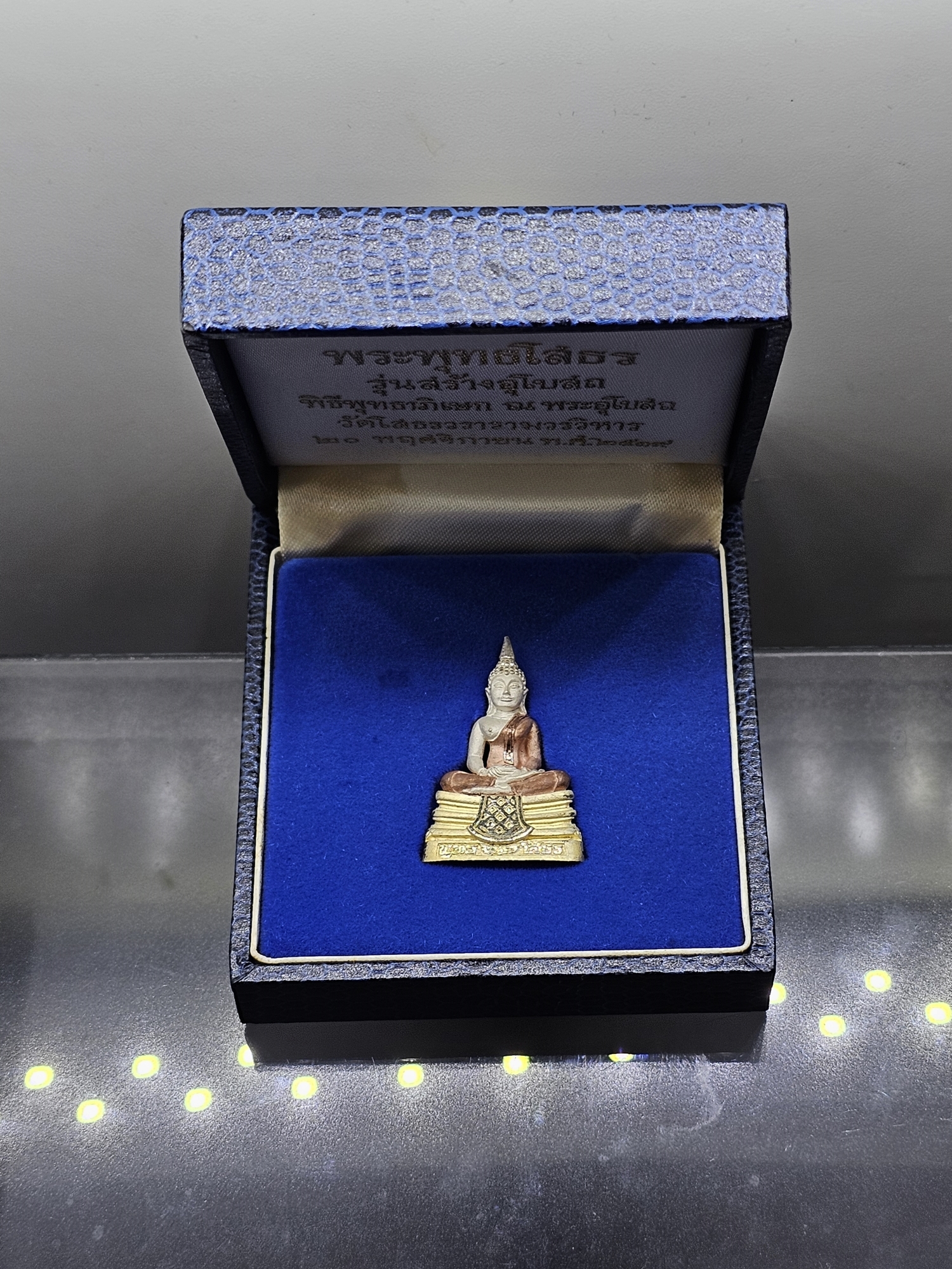 พระพุทธโสธร รุ่นสร้างพระอุโบสถ เนื้อเงินสามกษัตริย์ พิธีพุทธาภิเษก ณ พระอุโบสถ วัดโสธรวรารามวรวิหาร พ.ศ.2539 พร้อมกล่องเดิม