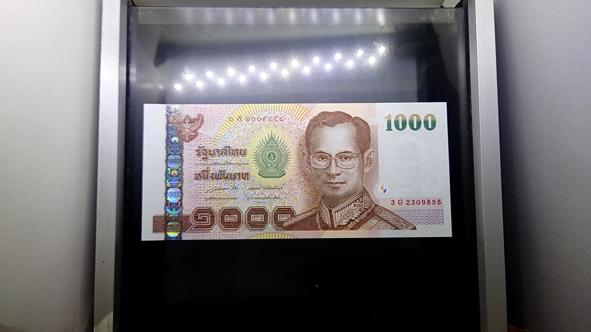ธนบัตร 1000 บาท แบบ 15 รุ่น 2 มีฟอยล์ (เขื่อนน้ำตาล) ธนบัตรหมุนเวียน สมัยรัชกาลที่9 ปี2548 ไม่ผ่านใช้