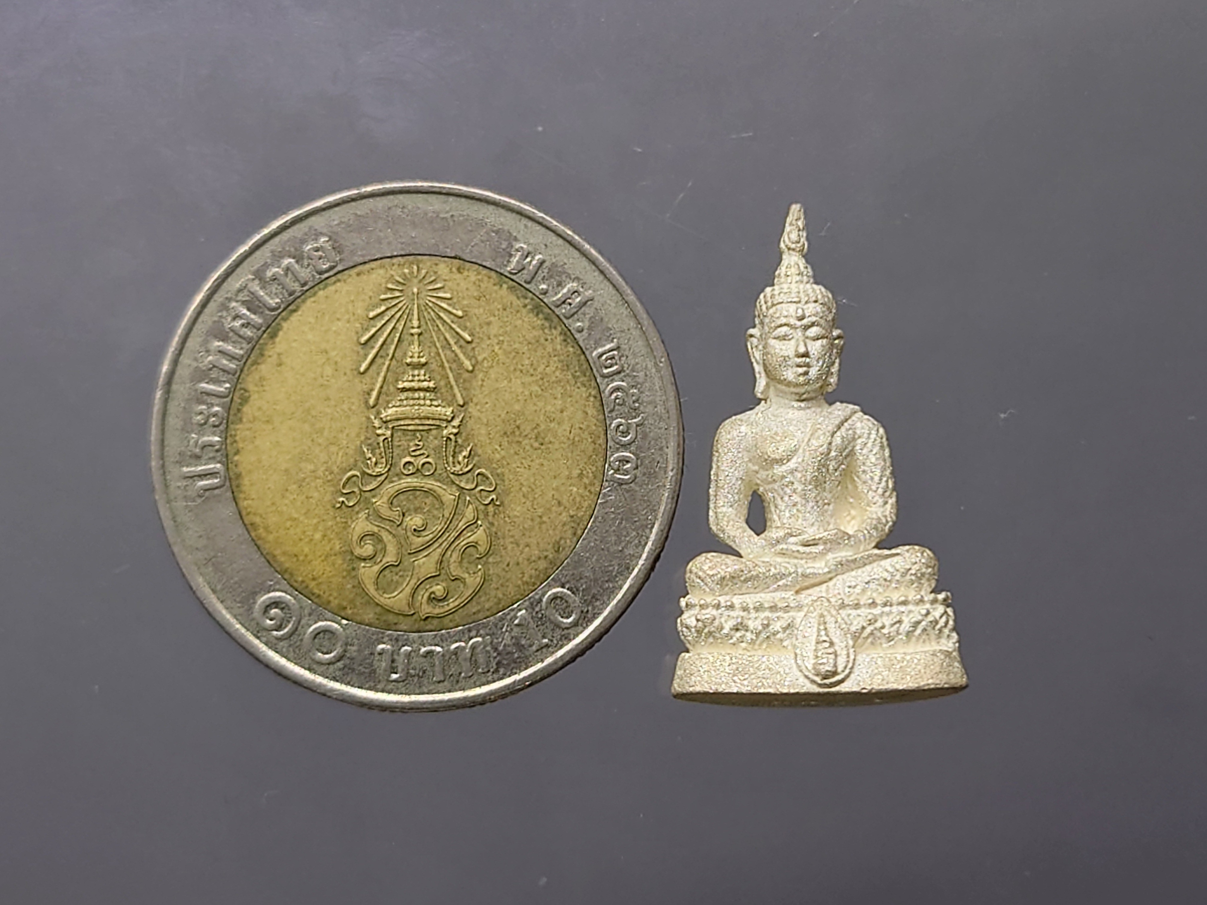 พระแก้วมรกต สธ.ทรงฤดูฝน ลอยองค์ เนื้อเงินพ่นทราย สมเด็จพระเทพฯจัดสร้าง วัดบวรนิเวศวิหาร ปี 2538 พร้อมกล่องเดิม รับประกันแท้