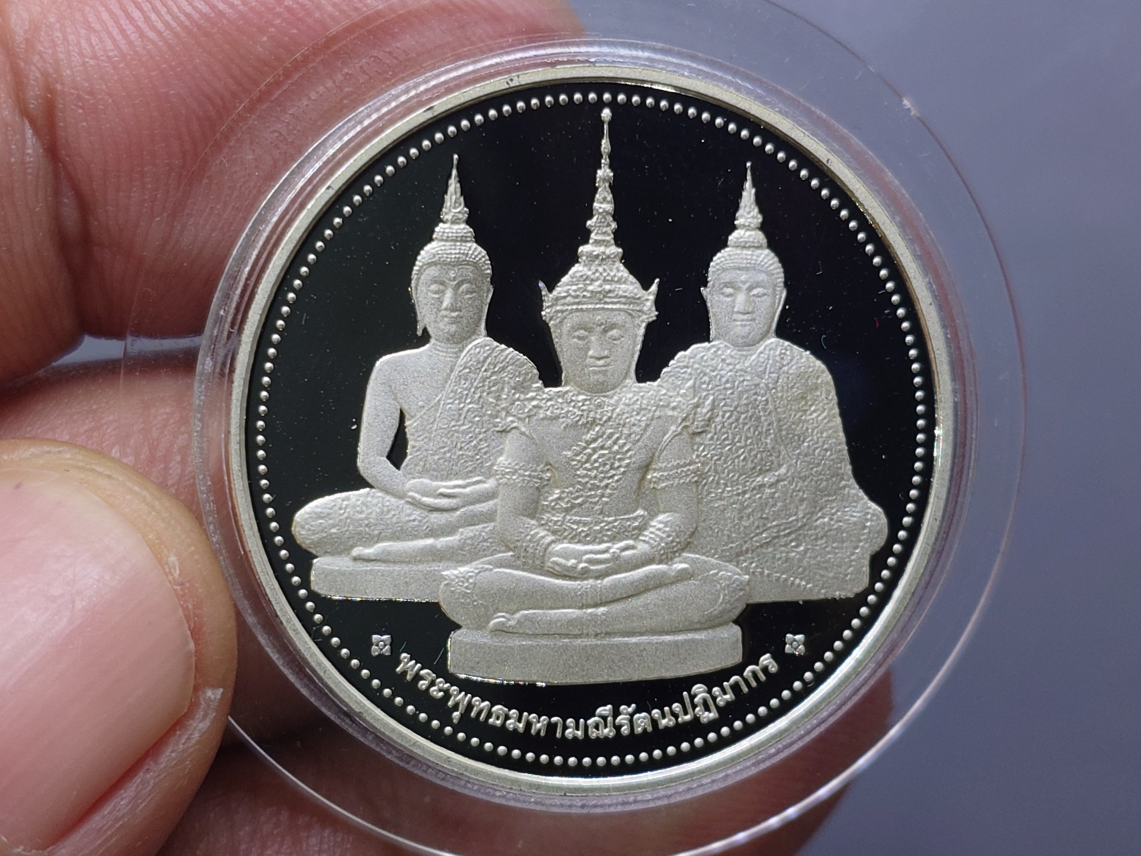 พระแก้วมรกตเครื่องทรง 3 ฤดู พระจอมเกล้าๆ เนื้อเงินขัดเงา ขนาด 3.2 ซ.ม.ปี2538 พร้อมกล่องเดิม