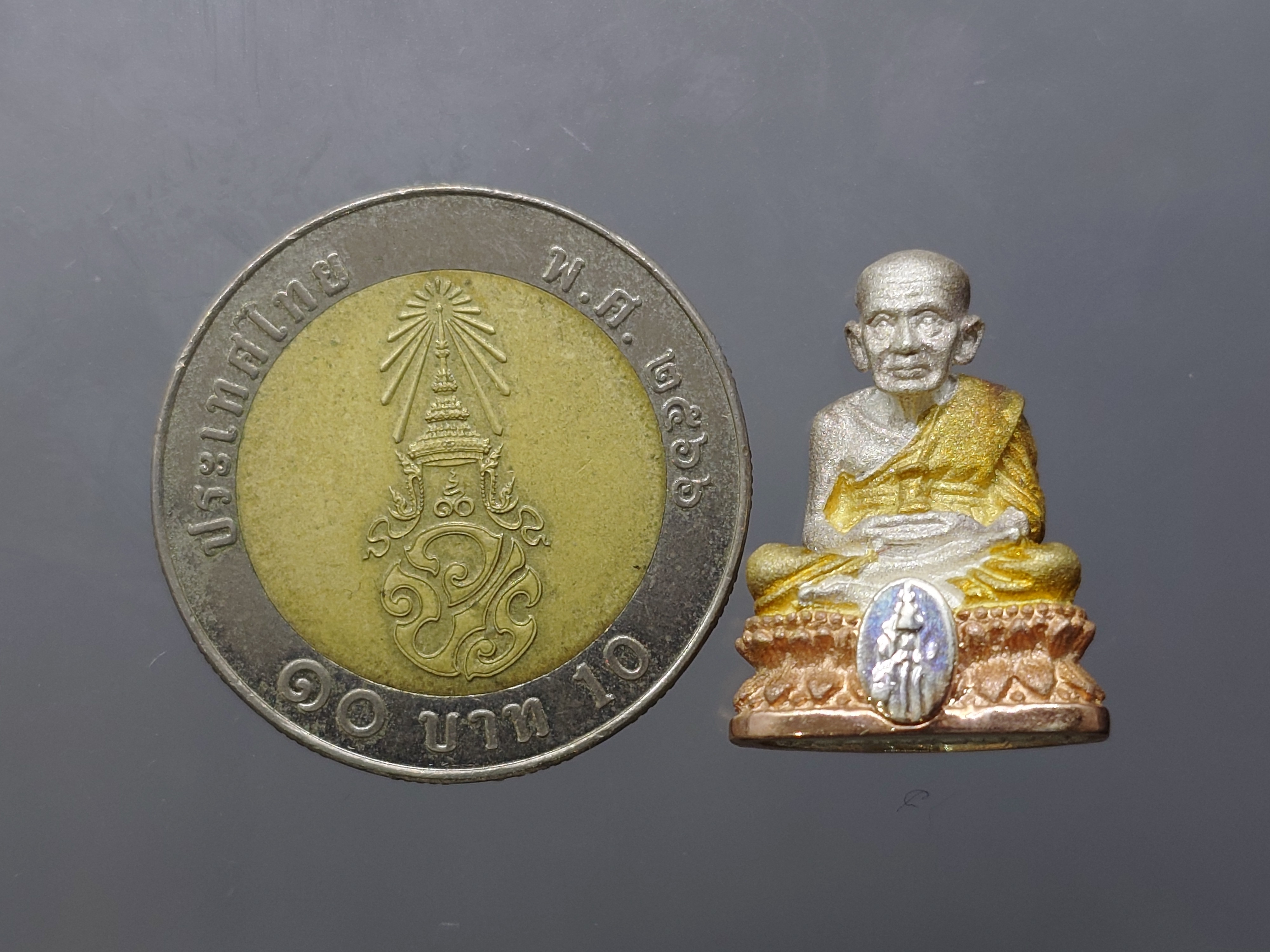 หลวงปู่ทวด ที่ระลึกเฉลิมพระเกียรติ 50 พรรษา พระบรมโอรสาธิราชๆ เนื้อเงิน-สามกษัตริย์ พุทธาภิเษก ณ วัดพระศรีๆ 2544 พร้อมกล่องเดิม