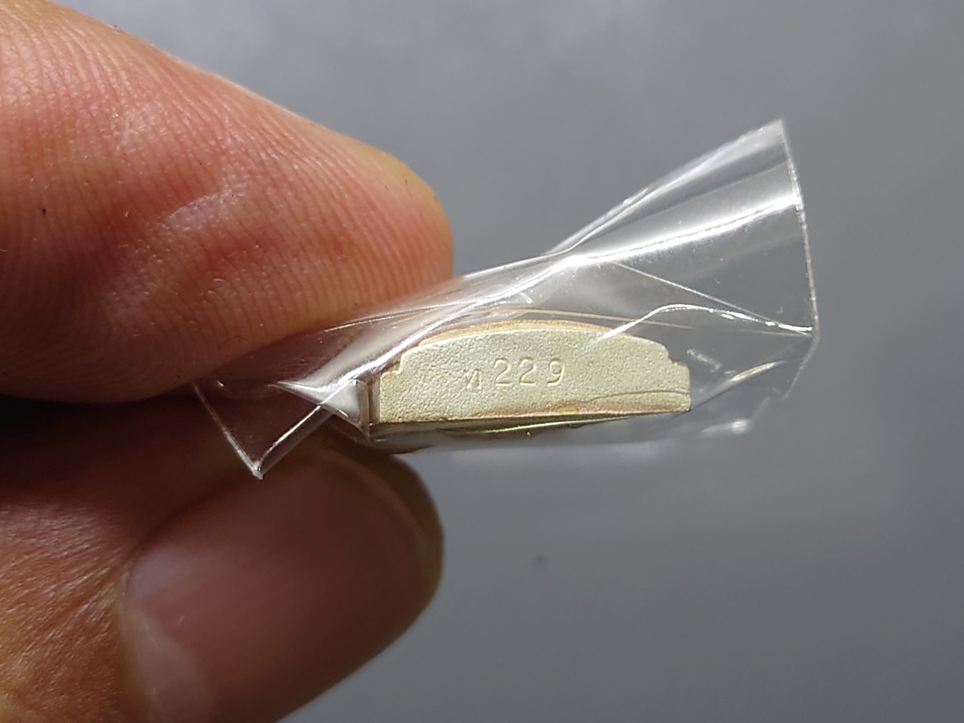 เหรียญหลวงปู่ทวด เนื้อเงิน 3 K รุ่นมงคลบารมี วัดประสาทบุญญาวาส พ.ศ.2545 พิมพ์สี่เหลี่ยม ขนาดสูง 1.8 ซ.ม. พร้อมกล่องเดิม