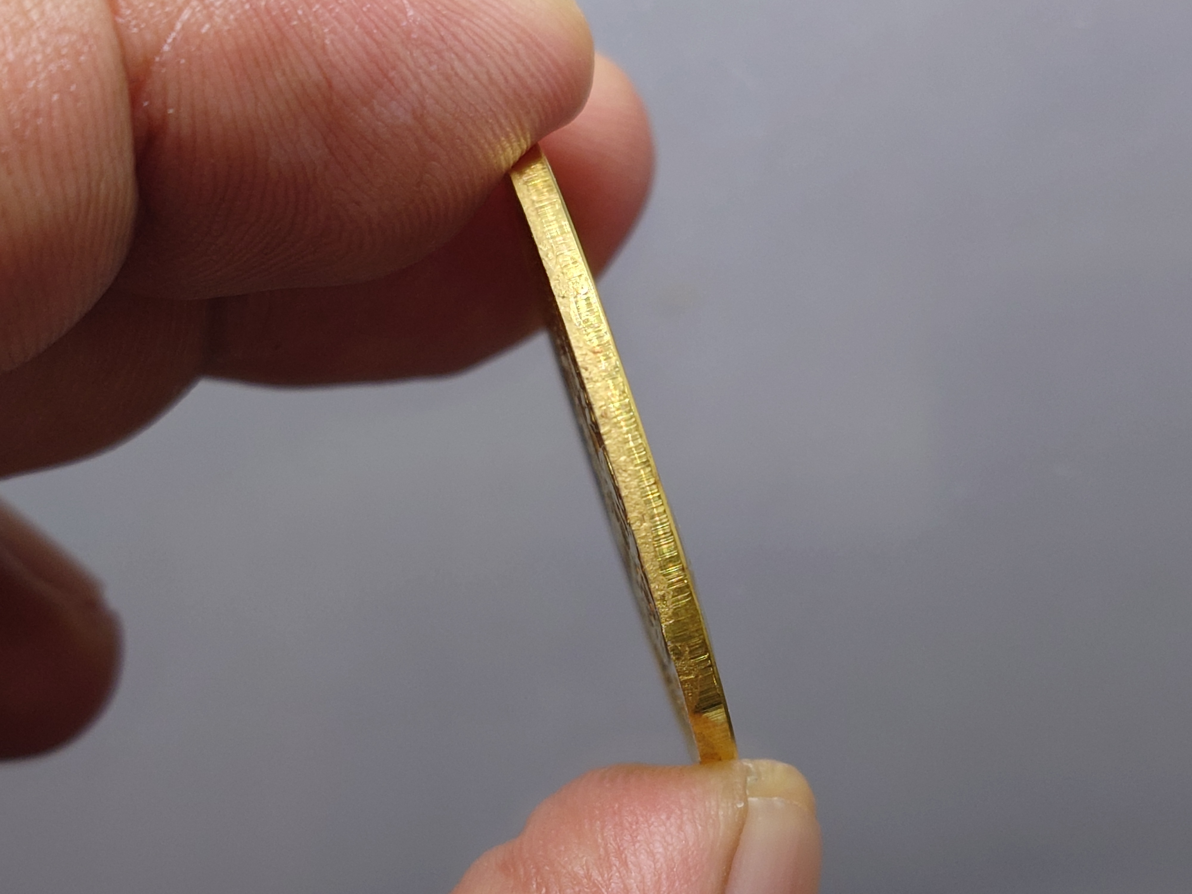 เหรียญที่ระลึกเฉลิมพระเกียรติพระราชกรณียกิจด้านการสื่อสาร (เหรียญทรง วอ.) เนื้อทองคำ หนัก 18 กรัม สร้างน้อย 999 เหรียญ พ.ศ.2539 นิยม หายาก