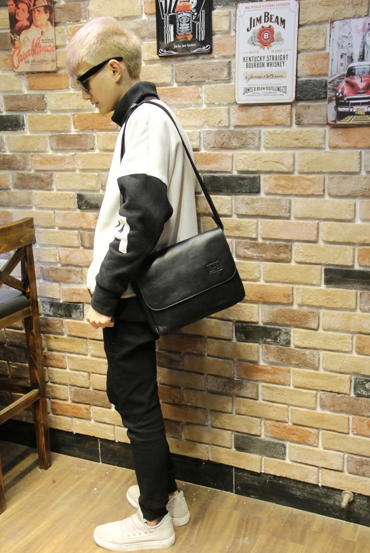 กระเป๋าสะพายข้างผู้ชาย รหัส A004