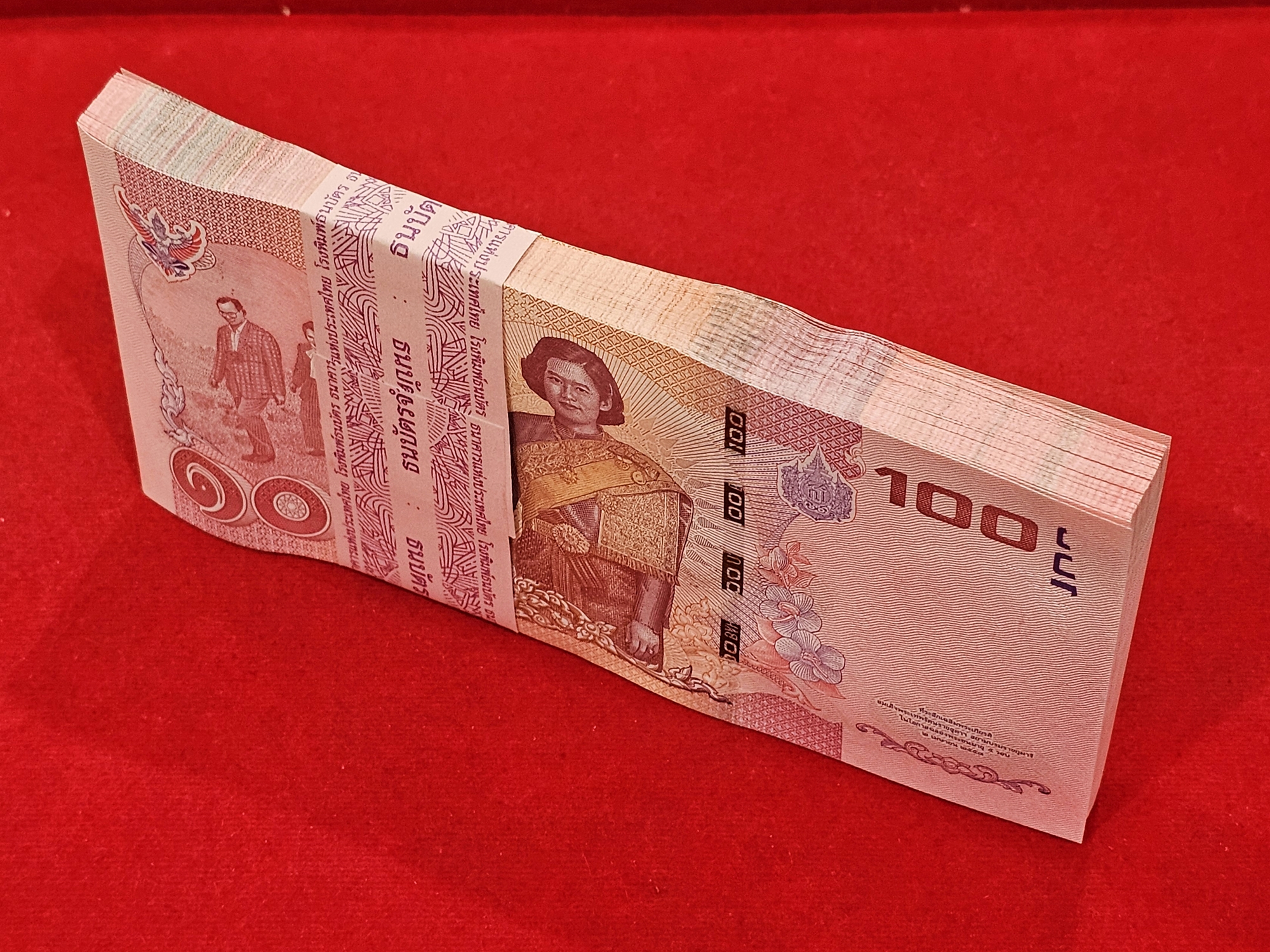 ธนบัตร 100 บาท (ยกแหนบ 100 ใบ เรียงเลข) ที่ระลึกฉลองพระชนมายุ 50 พรรษา สมเด็จพระเทพฯ ในรัชการที่9 พ.ศ.2558 ไม่ผ่านใช้