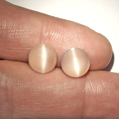 มูนสโตนตาแมว หรือ มุกดาหารตาเเมว (Cat's eye Moonstone) น้ำหนักรวม 5.80 กะรัต สีขาว เนื้อเนียน มีตาเเมว มาเป็นคู่