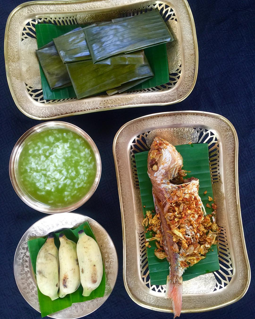 ถาดน้ำชาทองเหลืองทรงอานม้า แกะลาย เครื่องทองเหลือง