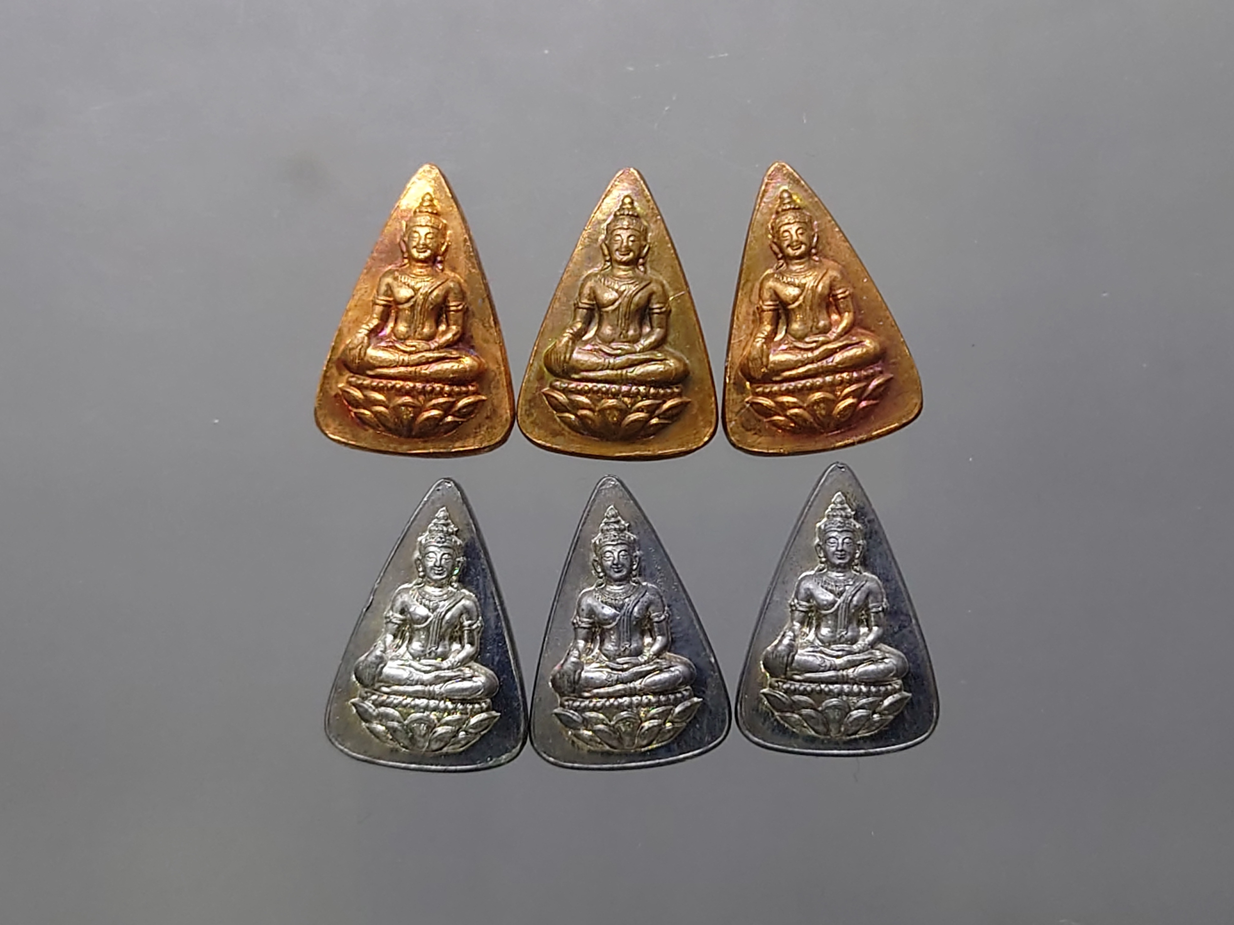 สมเด็จนางพญา (ชุด 6 เหรียญ) ที่ระลึกเฉลิมพระชนมพรรษา 6 รอบ ราชินีนาถ หลัง สก.สภาผู้แทนราษฎร จัดสร้าง ปี 2547 พร้อมกล่องเดิม