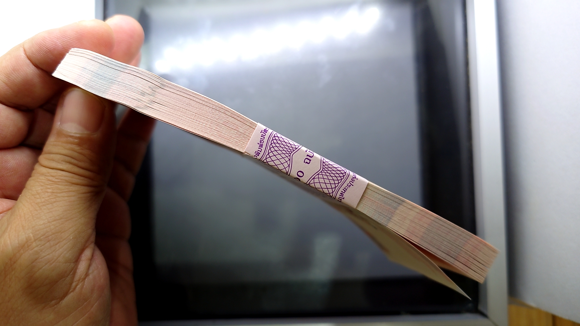 ธนบัตร 100 บาท ยกแหนบ 100 ใบ เรียงเลข แบบ 15 รุ่น 2 (เลิกทาส) ปี2540 ไม่ผ่านใช้ สภาพสวย