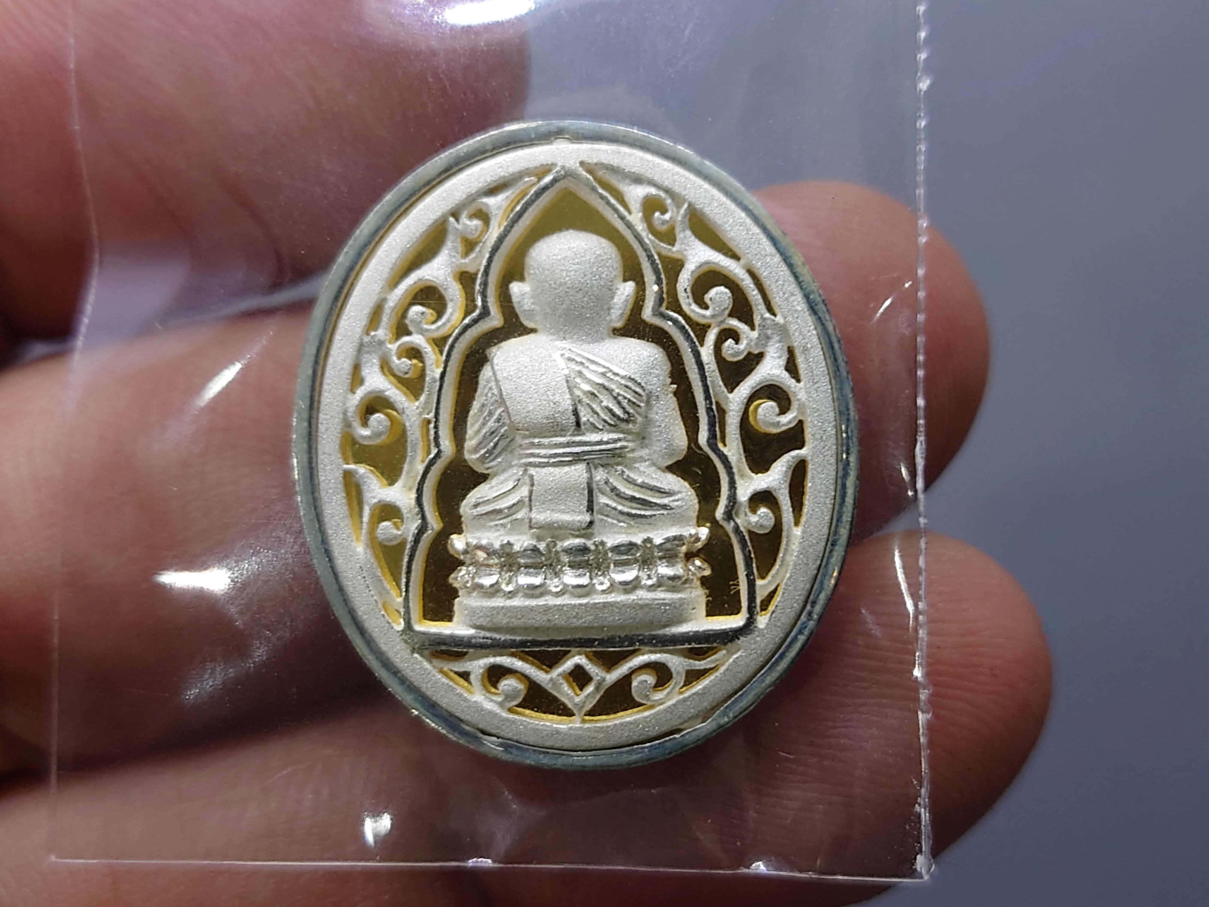 เหรียญหลวงปู่ทวด เนื้อเงิน รุ่นมงคลบารมี วัดประสาทบุญญาวาส พิมพ์วงรี ใหญ่ รูปไข่ ขนาดสูง 2.5 ซ.ม. พ.ศ.2545 พร้อมกล่องเดิม