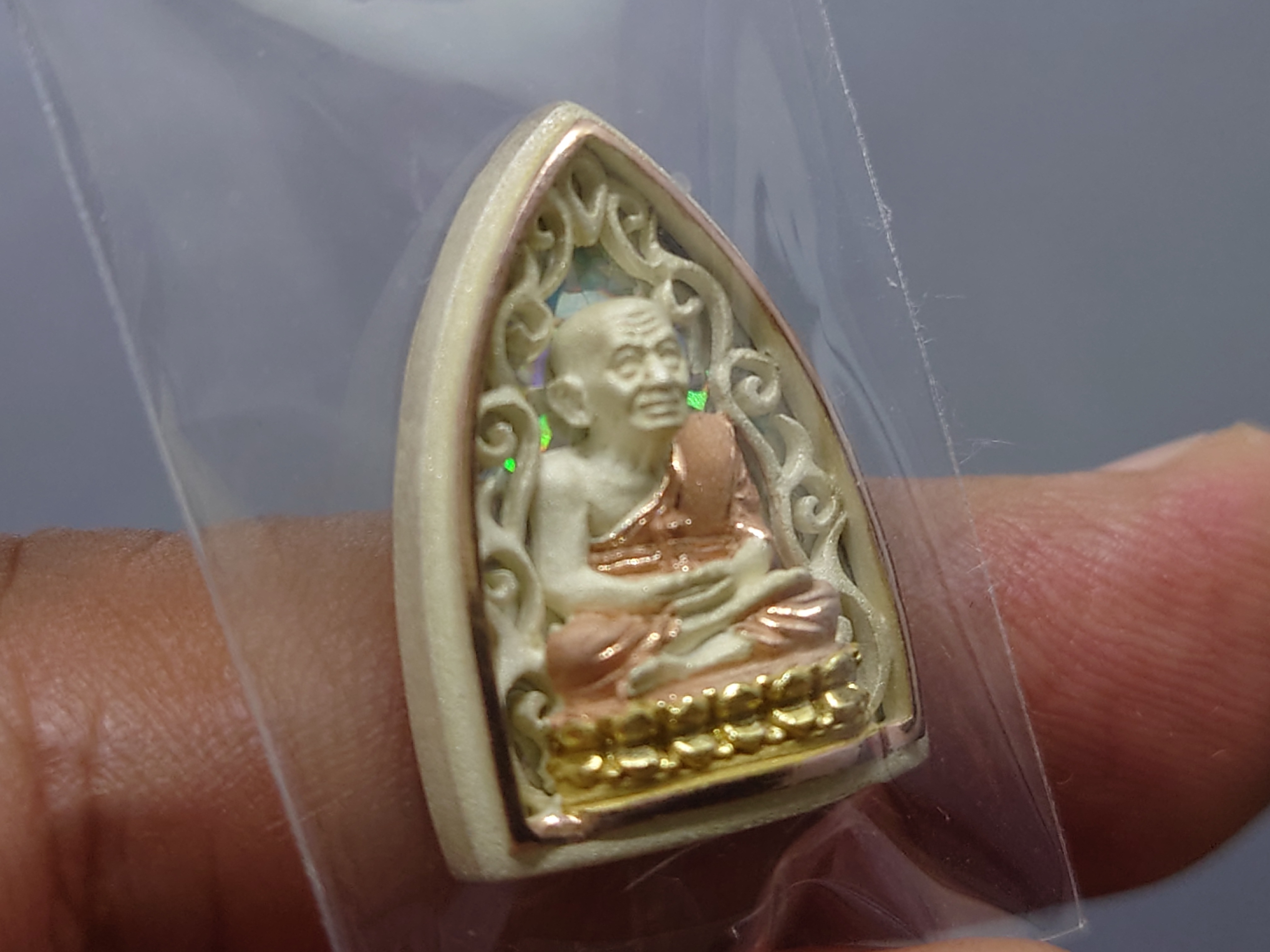 เหรียญหลวงปู่ทวด เนื้อเงิน 3 K รุ่นมงคลบารมี วัดประสาทบุญญาวาส พ.ศ.2545 พิมพ์สามเหลี่ยม ขนาดสูง 2.3 ซ.ม. พร้อมกล่องเดิม