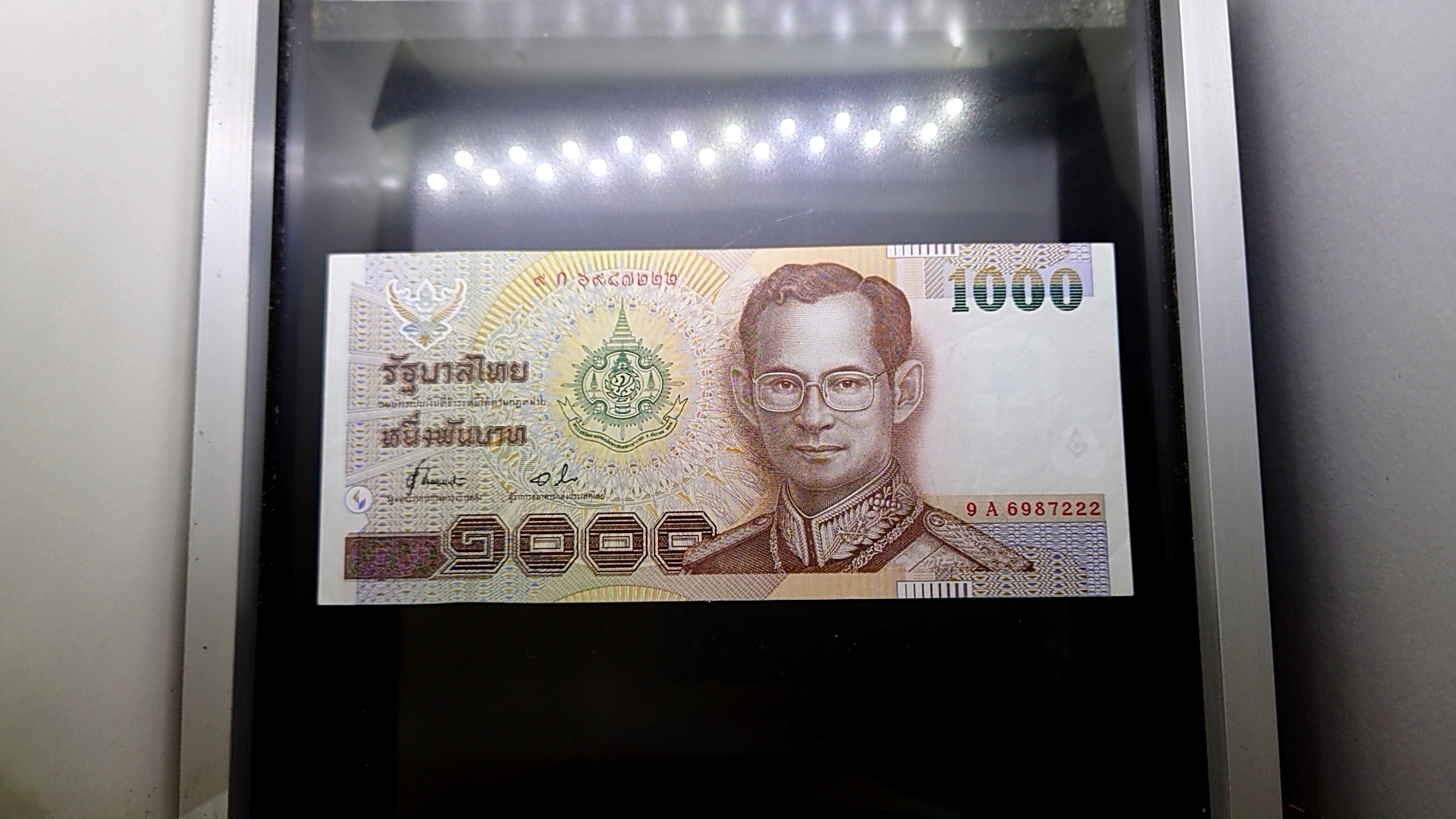 ธนบัตร 1000 บาท แบบ 15 รุ่นที่ระลึก รัชกาลที่ 9 เฉลิมพระชนมพรรษาครบ 6 รอบ (ผลิตน้อยแค่ 1 หมวด) สมัยรัชกาลที่9 ปี2542 ไม่ผ่านใช้