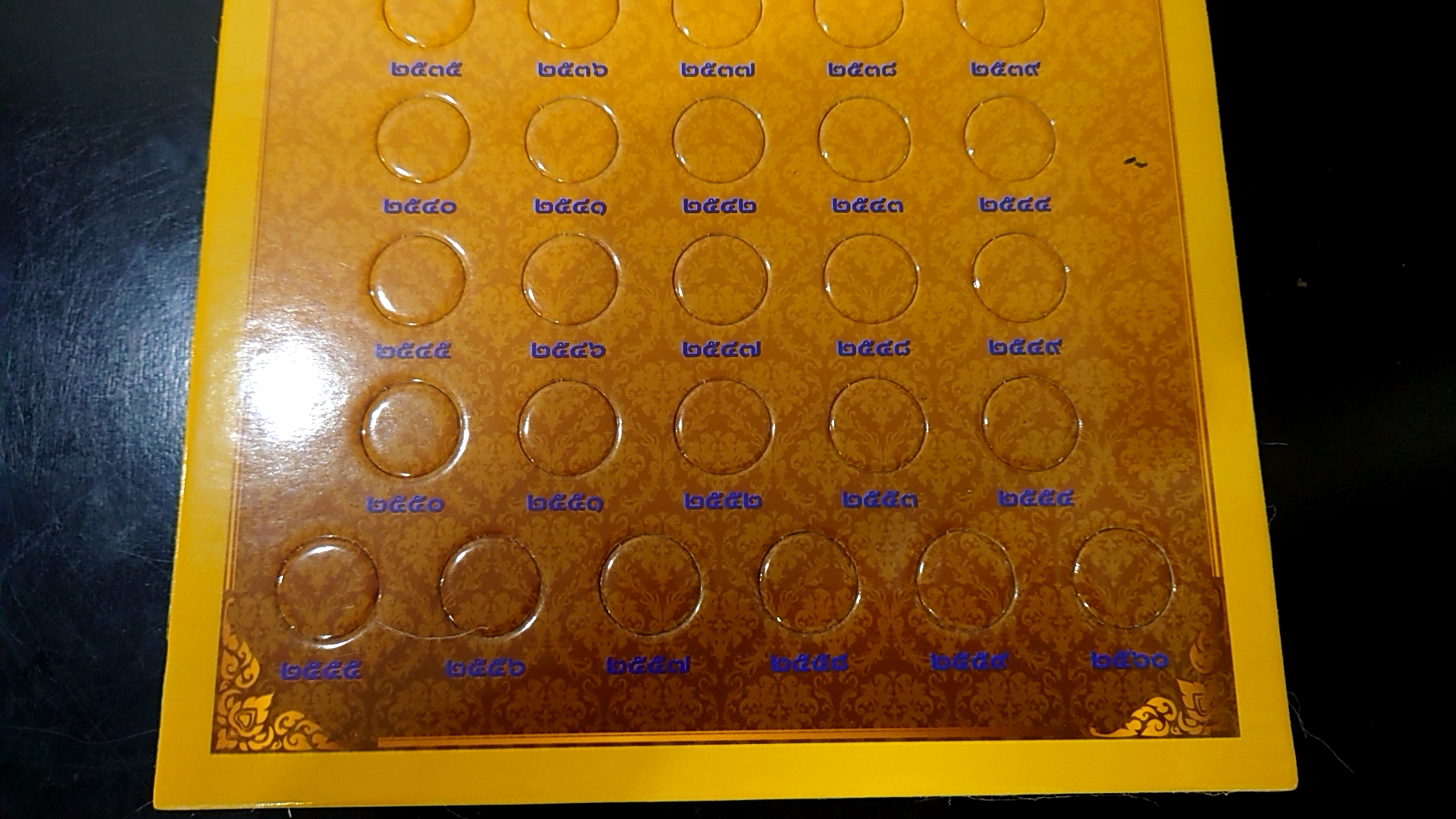 แผงใส่เหรียญ 1 บาท หมุนเวียน รัชกาลที่9 สีเหลือง ขนาด 35 X 21.5 เซนติเมตร