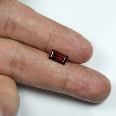 โกเมนสีแดงหรืออัลมันไดท์ (Almandite Garnet) 1.57 กะรัต แดงแก่ก่ำ