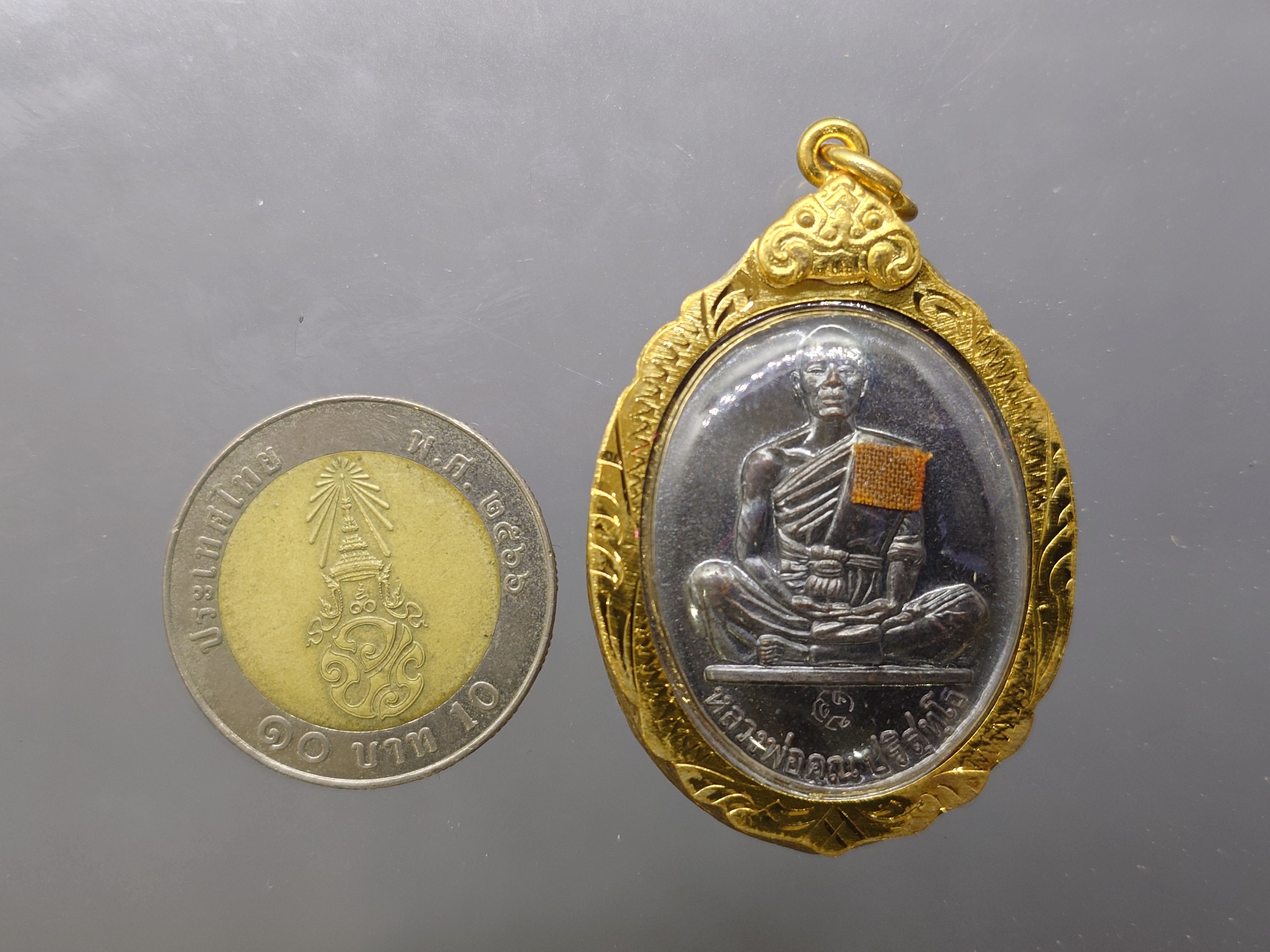 หลวงพ่อคูณ เหรียญย้อนยุค ๑๙ ติดผ้าจีวร รุ่นพระเทพวิทยาคม (คูณ) บารมี๙๑ พิธีพุทธาภิเษก เสาร์๕ เนื้อทองแดงเงินบรอนซ์ ปี2557 พร้อมกล่องเดิมๆ แท้ทันหลวงพ่อ