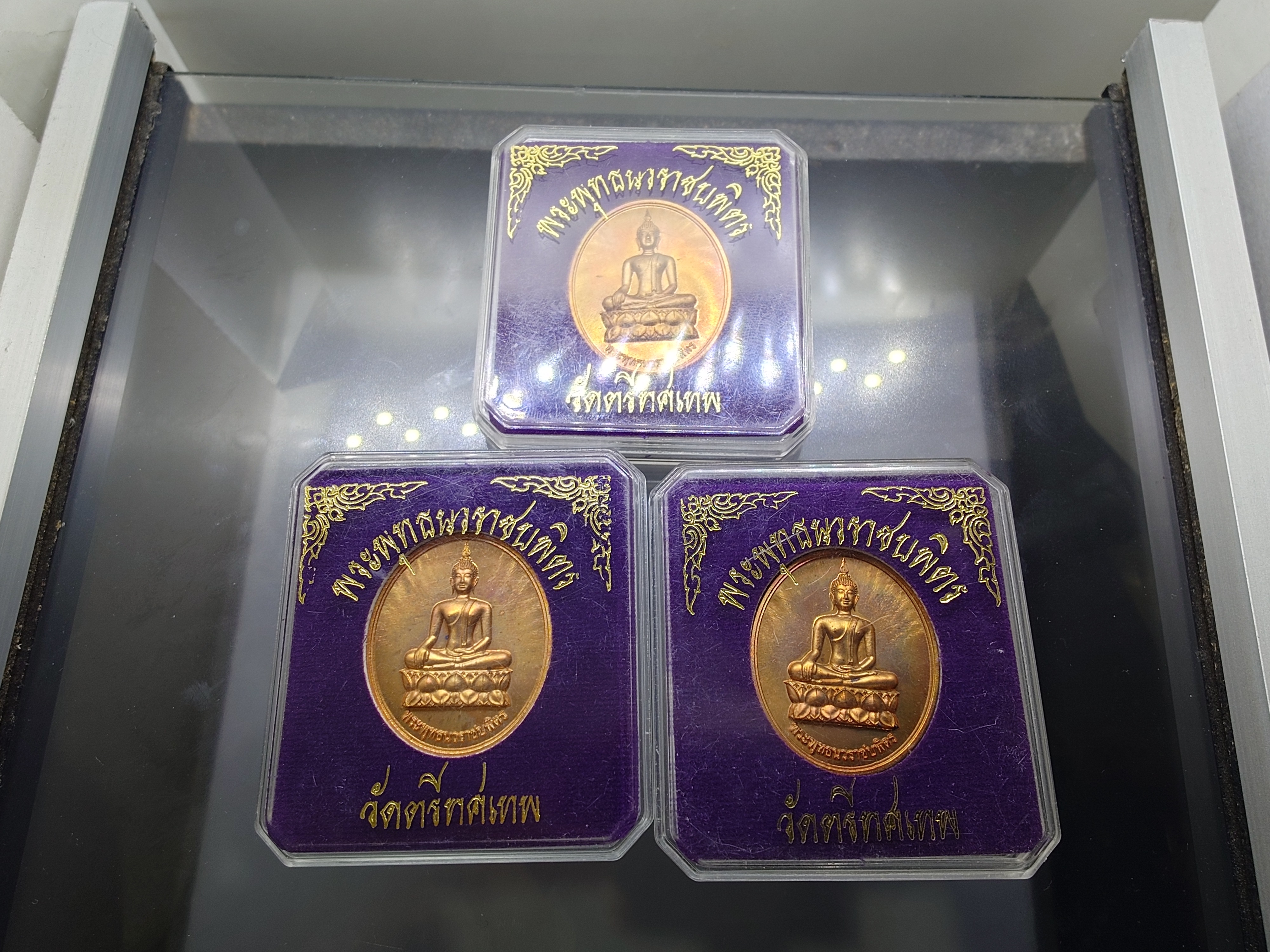 พระพุทธนวราชบพิตร หลัง ภปร เนื้อทองแดงนอก วัดตรีทศเทพ พ.ศ.2554 พร้อมตลับเดิม