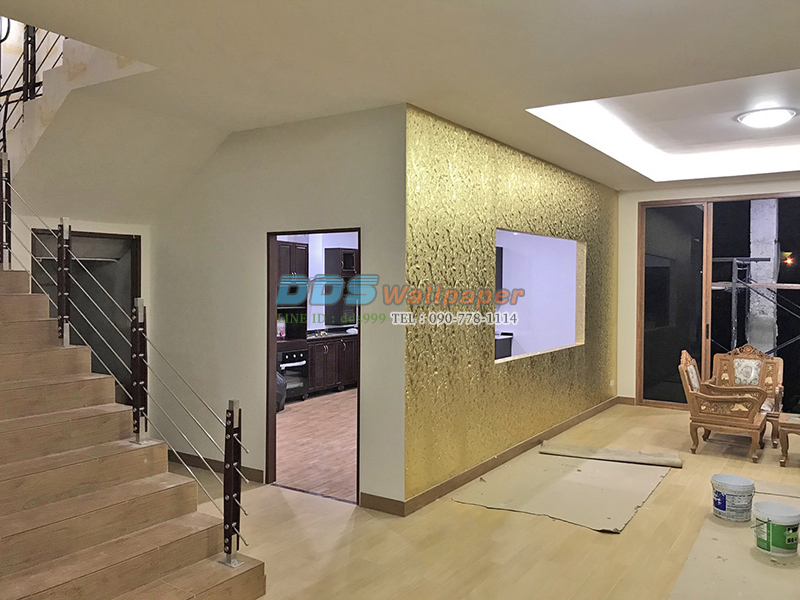 ผลงานติดวอลเปเปอร์ ลายเส้นขด สีเหลืองทอง ที่พัทยา