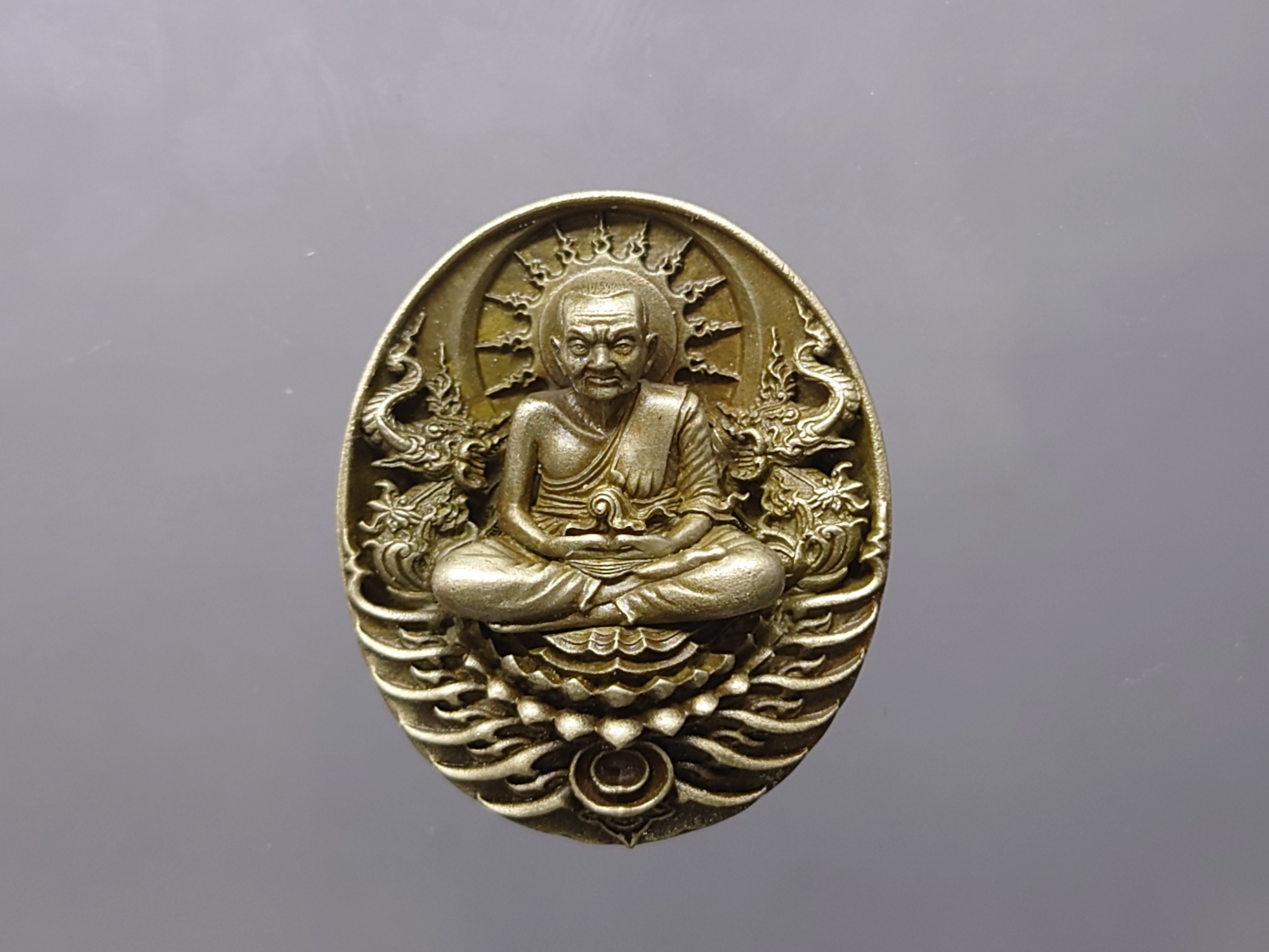 เหรียญหลวงปู่ทวด รุ่นอภิเมตรา มหาโพธิสัตว์ พิมพ์เล็ก เนื้ออัลปาก้า ควบคุมออกแบบโดย อ.เฉลิมชัย โคท 2458 พ.ศ.2558 พร้อมกล่องเดิม