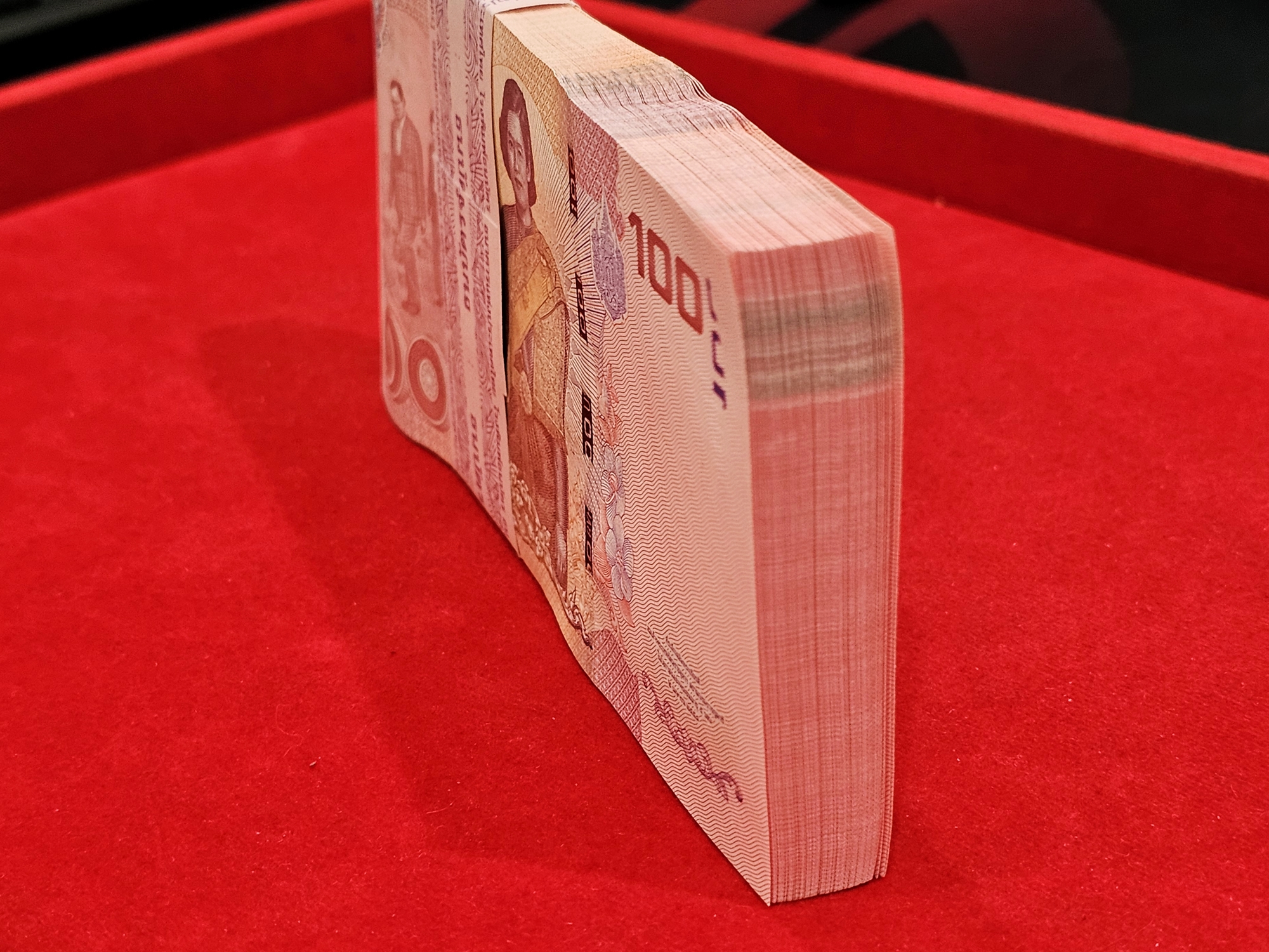 ธนบัตร 100 บาท (ยกแหนบ 100 ใบ เรียงเลข) ที่ระลึกฉลองพระชนมายุ 50 พรรษา สมเด็จพระเทพฯ ในรัชการที่9 พ.ศ.2558 ไม่ผ่านใช้