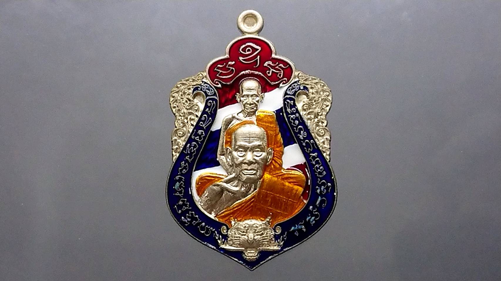 เสือคาบดาบรุ่น 4 เนื้ออัลปาก้าลงยาสีธงชาติ ลงยาขอบน้ำเงิน บนแดง (พิมพ์เสือ3) หลวงพ่อพัฒน์ วัดห้วยด้วน โคท 134