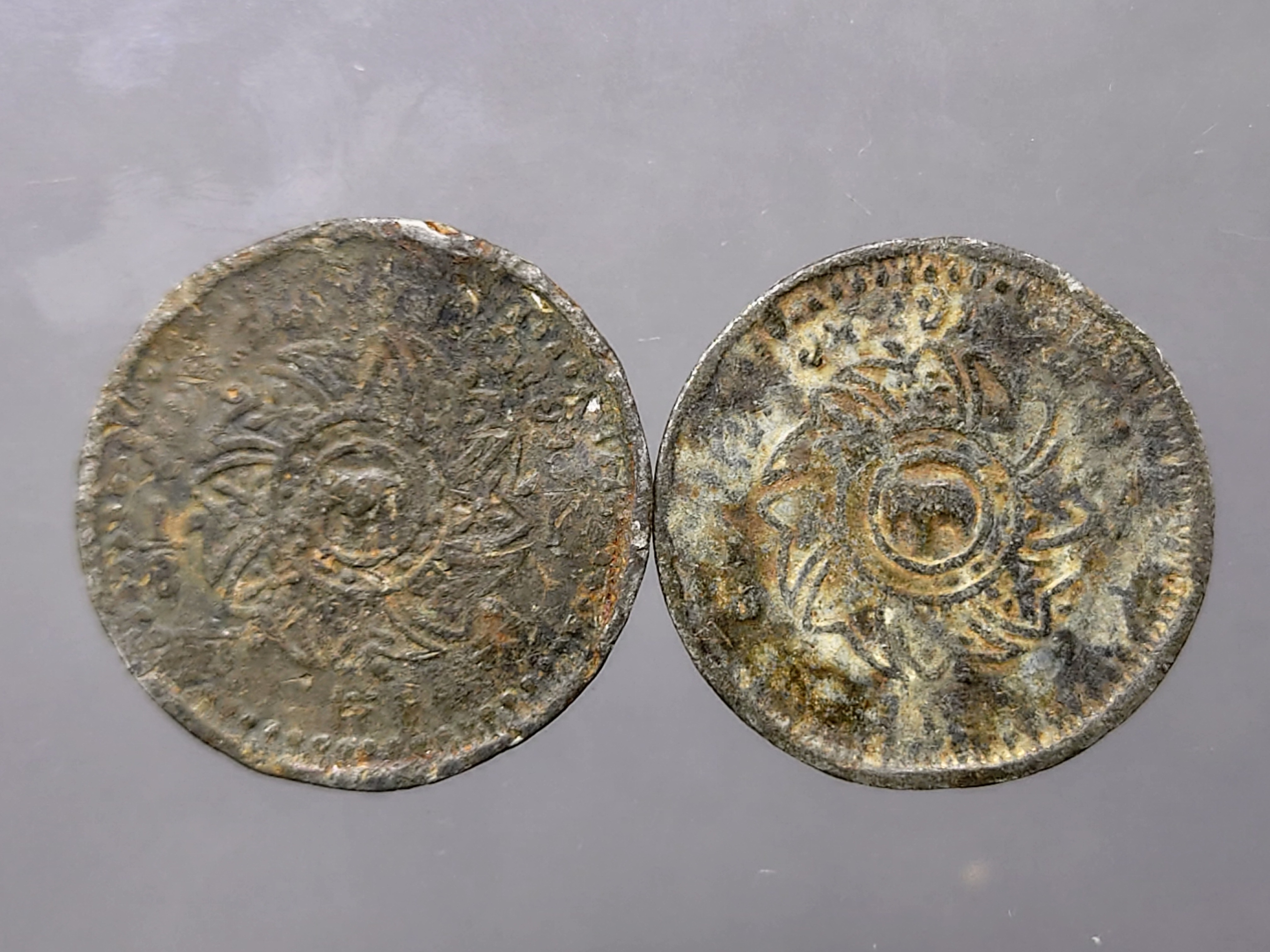 ชุด 2 เหรียญ เหรียญอัฐ ดีบุก พระมงกุฎ-พระแสงจักร ร4 ปี 2405 ผ่านใช้ สภาพวินเทจ