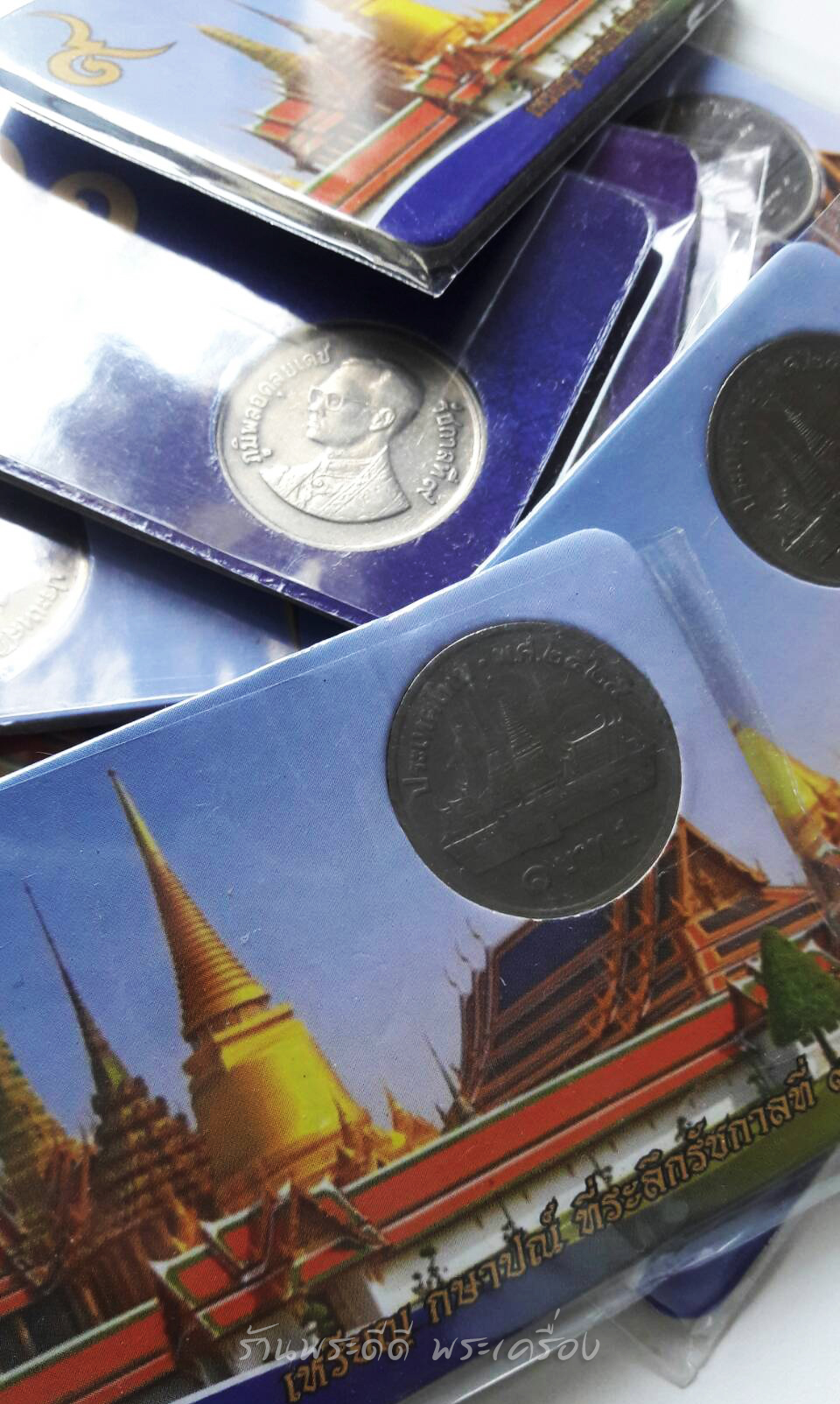 เหรียญ 1 บาท หลังวัดพระแก้ว 2525 สภาพสวย ผ่านการใช้ (โค็ต28) พร้อมแผงสะสม