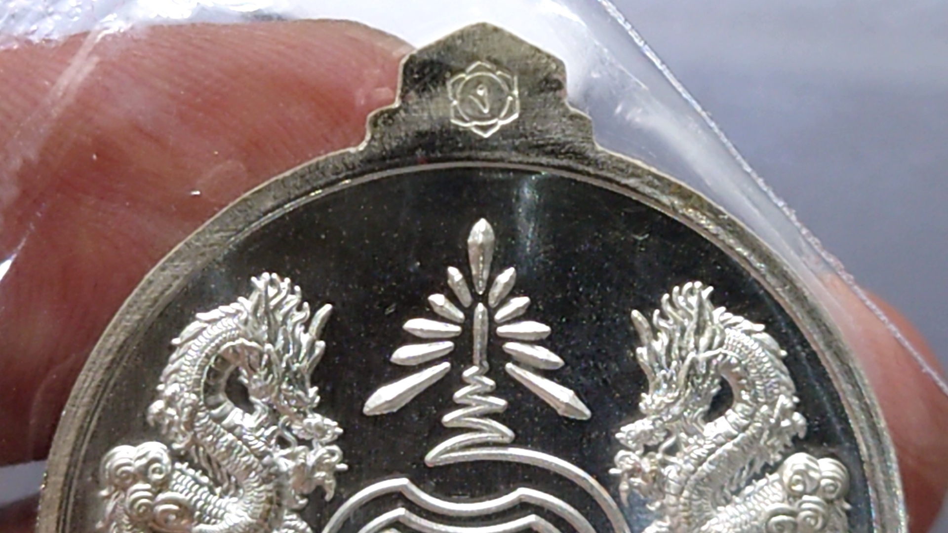 เหรียญเงินลงยาสีธงชาติ พิมพ์ใหญ่ จิ๊กโก๋ปากน้ำโพ (รุ่นแจกยกลัง)แอ๊ด คาราบาวสร้าง หลวงพ่อพัฒน์ วัดห้วยด้วน โคท 2482