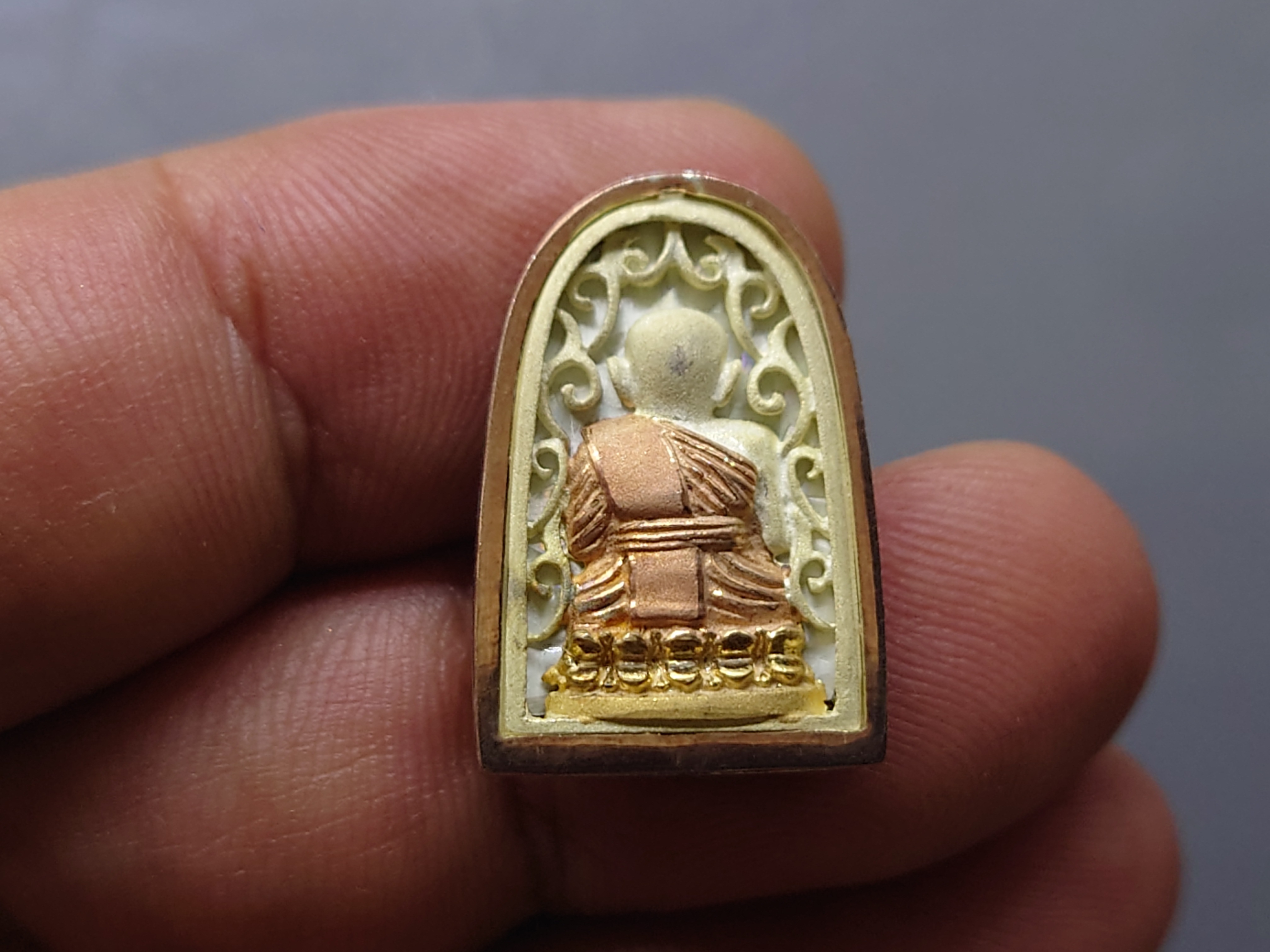 เหรียญหลวงปู่ทวด เนื้อเงิน 3 K รุ่นมงคลบารมี วัดประสาทบุญญาวาส พ.ศ.2545 พิมพ์พระรอด ขนาดสูง 2.2 ซ.ม. พร้อมกล่องเดิม