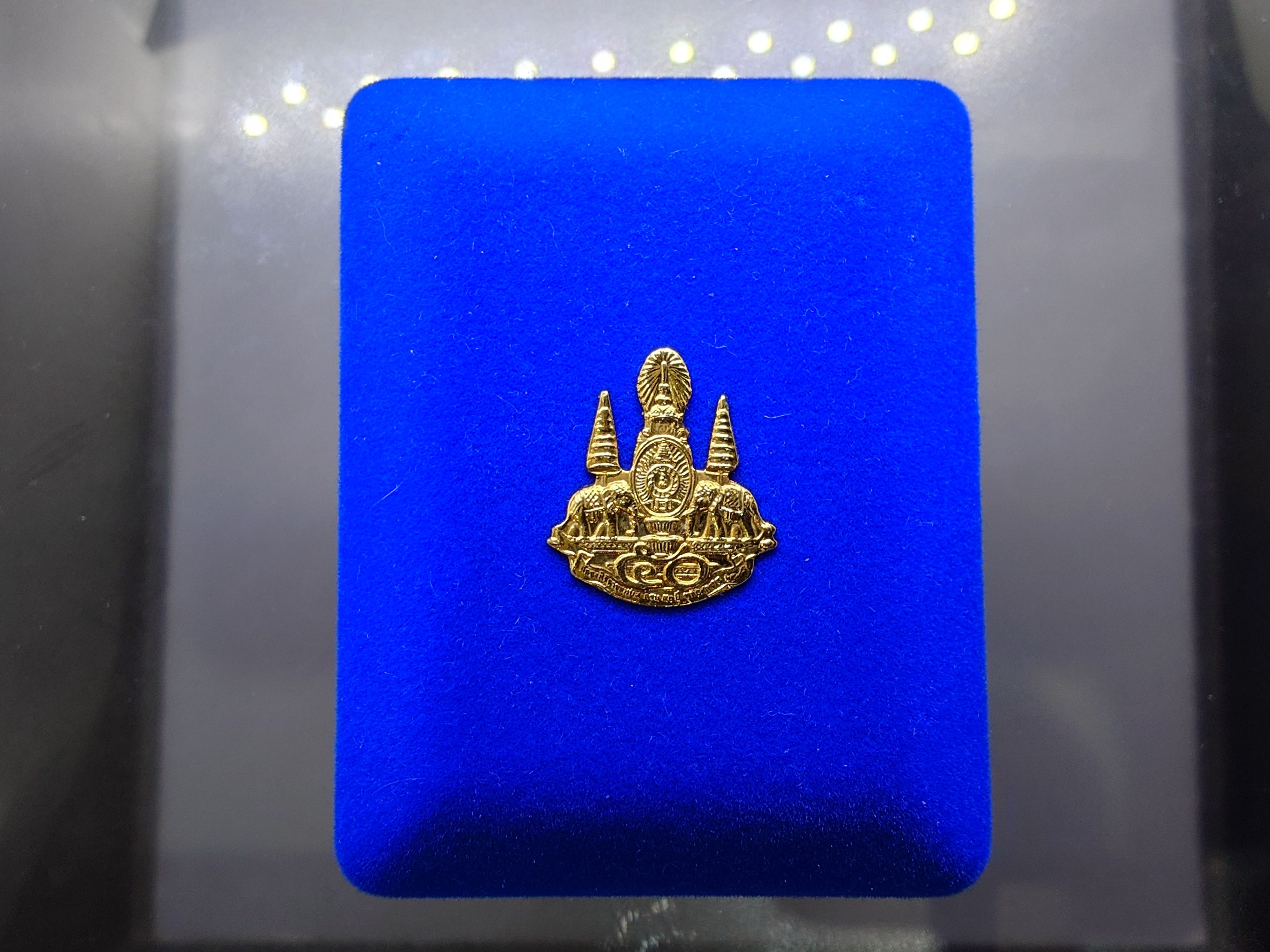 หลวงพ่อโสธร ภปร. กาญจนาภิเษก เนื้อเงิน ๔๐ ปี มหาวิทยาลัยบูรพา พิธีพุทธาภิเษก ณ พระอุโบสถวัดโสธรวราราม ปี2539 พร้อมกล่องเดิม