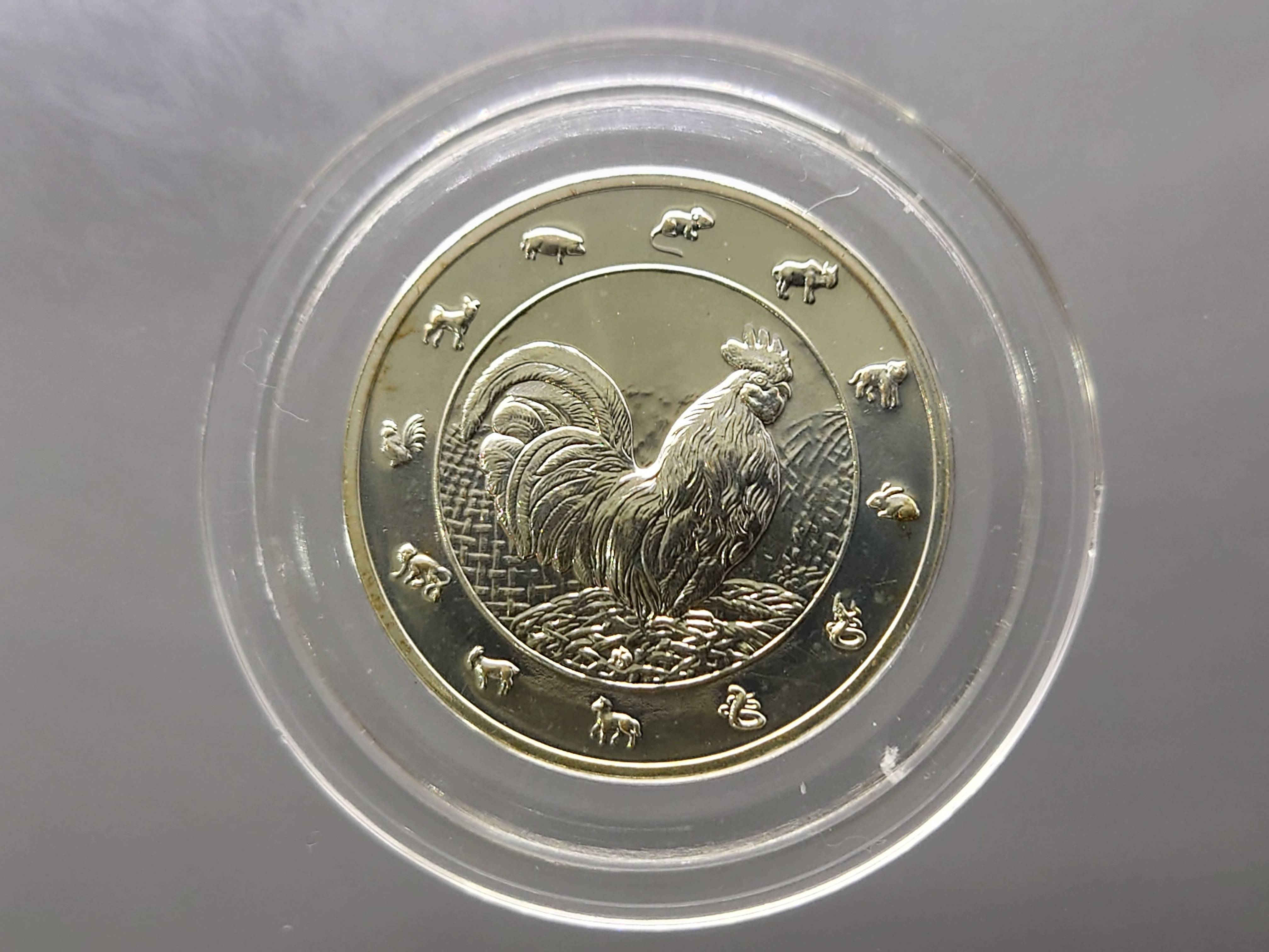 เหรียญนักษัตร ทองแดงชุบกาหลั่ยเงิน ปีระกา พ.ศ.2560 กรมธนารักษ์สร้าง ไม่ผ่านใช้