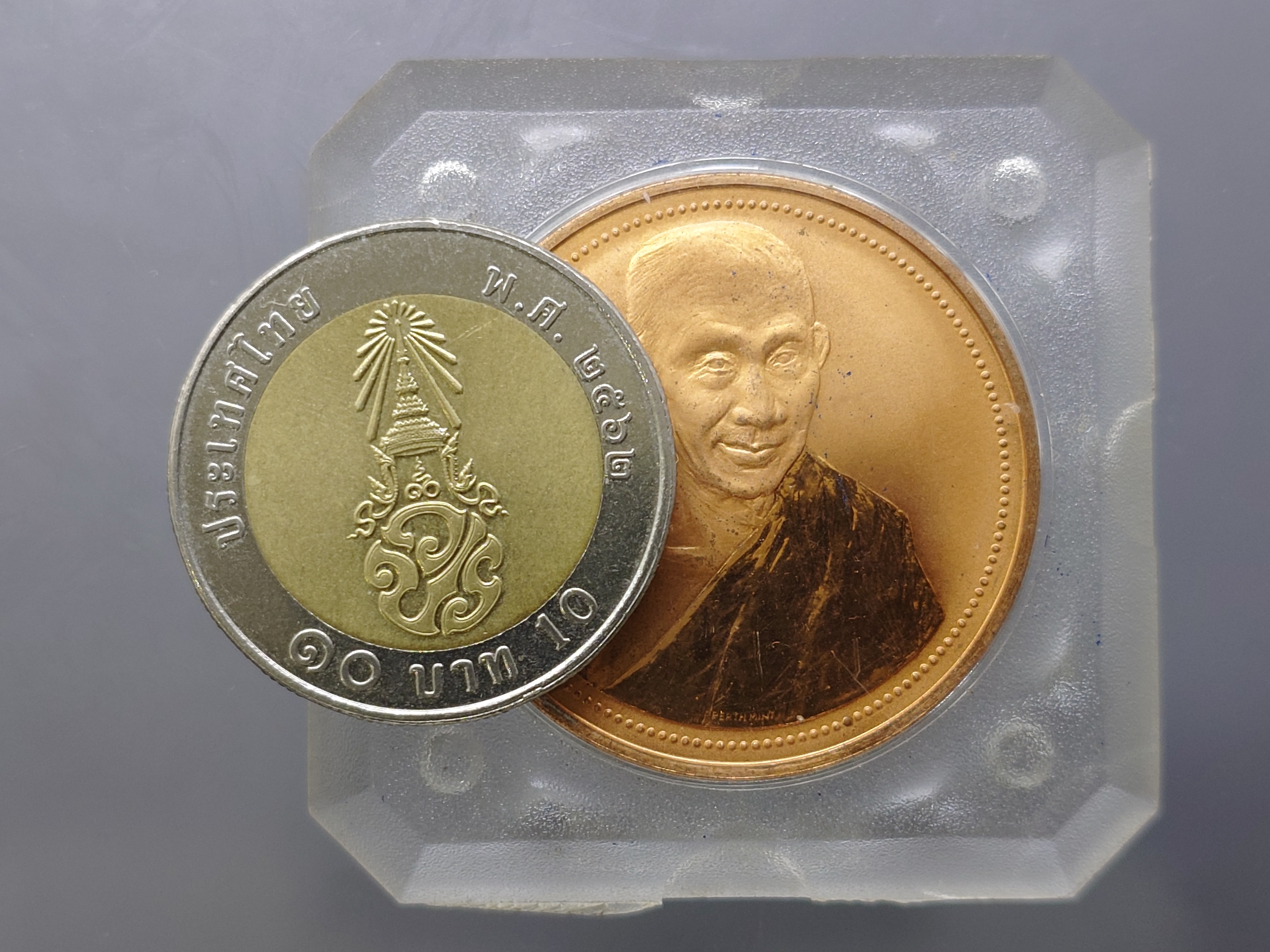 หลวงพ่อเกษม เขมโก รุ่นเสาร์ 5 มหามงคล 12 นักษัตร เนื้อทองแดงนอก บล็อกเพิร์ทมิ้นท์ ออสเตรเลีย สุสานไตรลักษณ์ ปี 2537