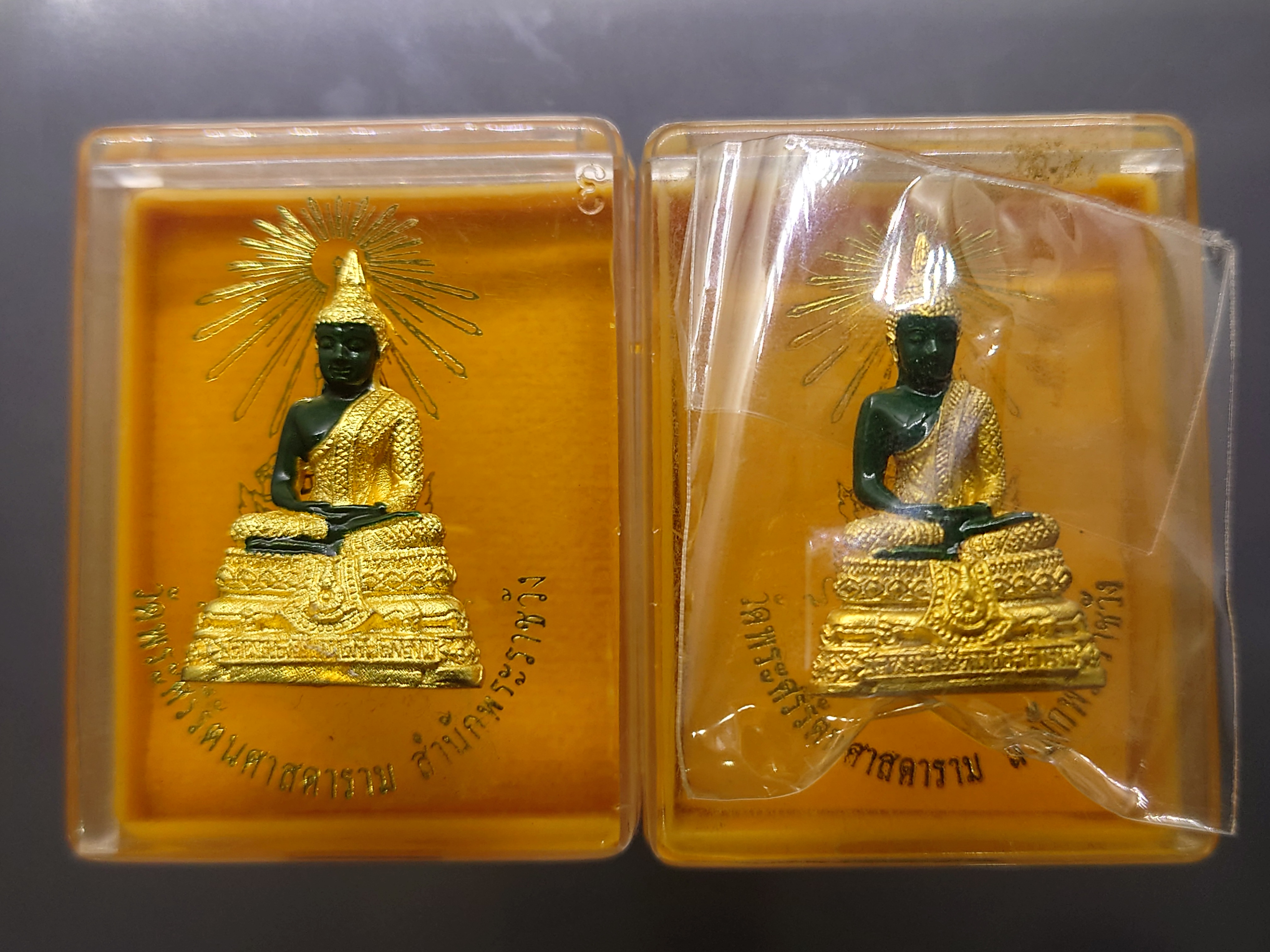 พระแก้วมรกต ทรงเครื่องฤดูฝน เนื้อโลหะเคลือบสีเขียว เครื่องทรงชุบทอง ขนาดสูง 3 เซน สำนักพระราชวัง สร้าง พุทธาภิเษก ณ วัดพระศรีรัตนศาสดาราม พ.ศ.2547 พร้อมตลับเดิม