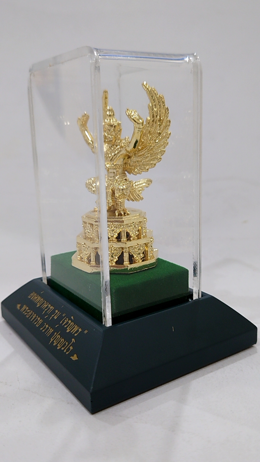 องค์พญาครุฑ รุ่นเจริญพร พระอาจารย์ วราห์ วัดโพธิ์ทอง เนื้อโลหะชุบทอง ขนาดสูงรวมฐาน 4.5 นิ้ว ปี2565
