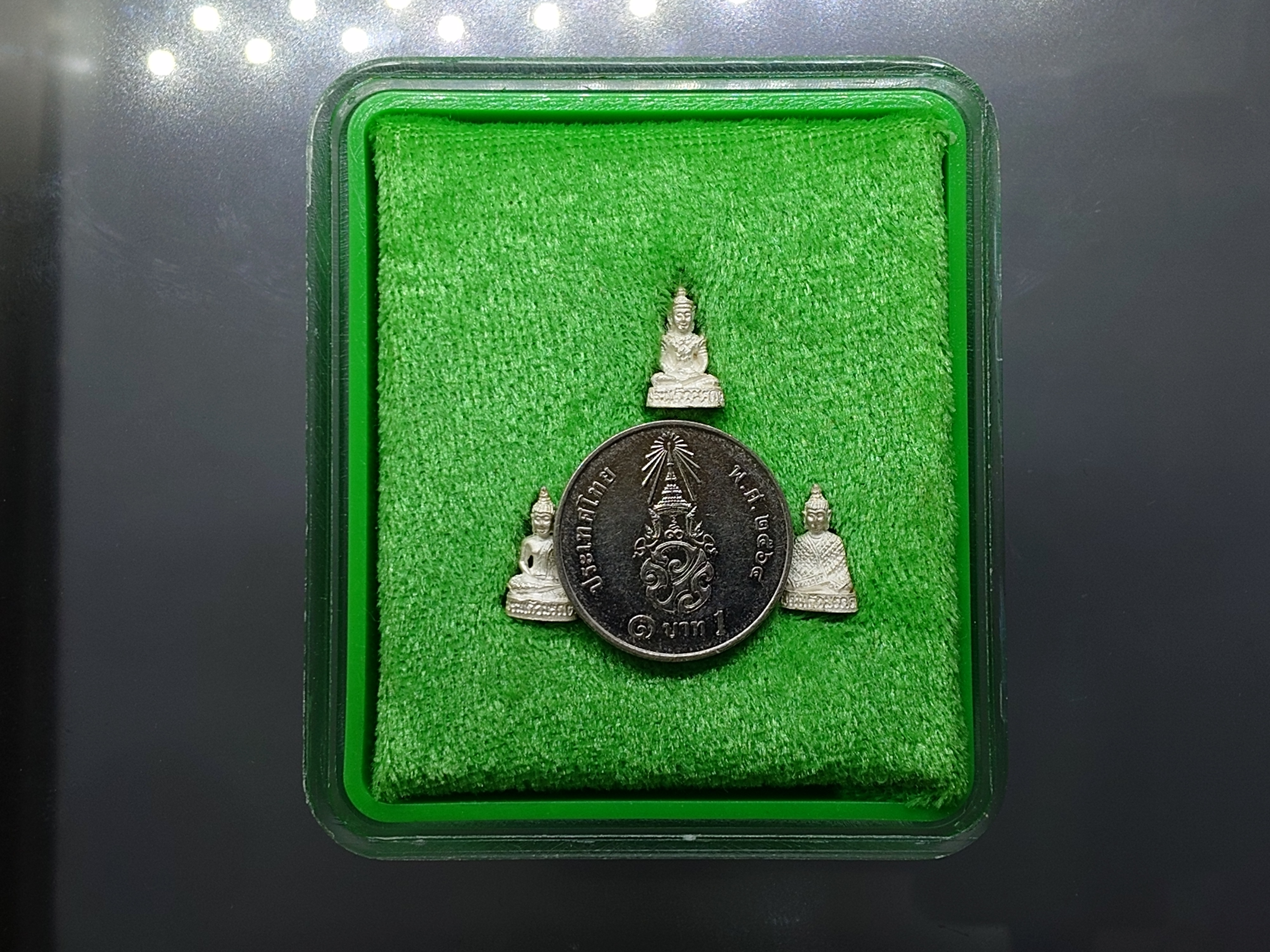 พระแก้วมรกต 3 ฤดู สธ.ลอยองค์ เนื้อเงินพ่นทราย พิมพ์จิ๋ว สมเด็จพระเทพฯจัดสร้าง วัดบวรนิเวศวิหาร ปี 2538 พร้อมกล่องเดิม รับประกันแท้