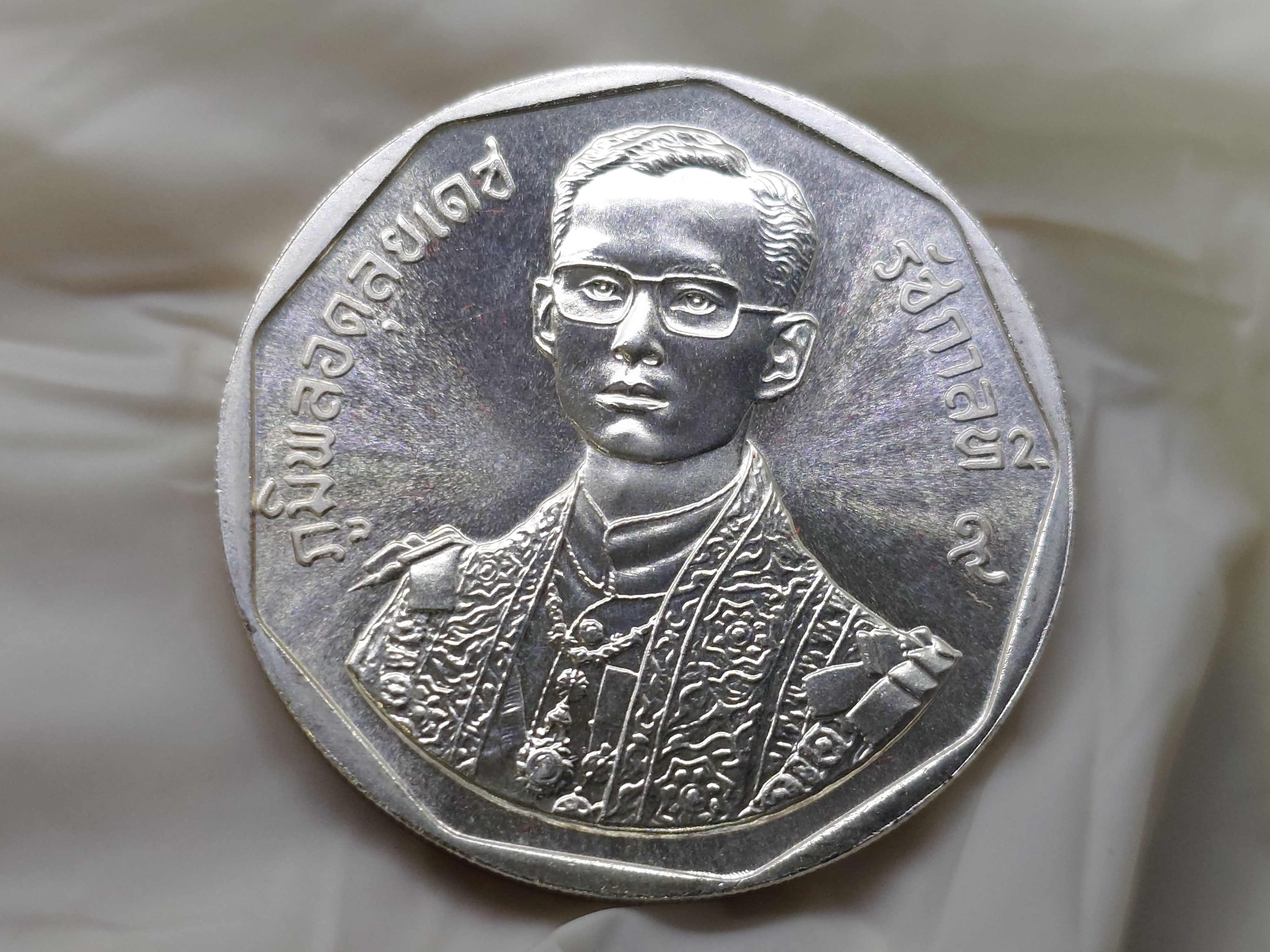 เหรียญ 600 บาท เนื้อเงิน ที่ระลึกรัชมังคลาภิเษก รัชกาลที่9 ปี2531