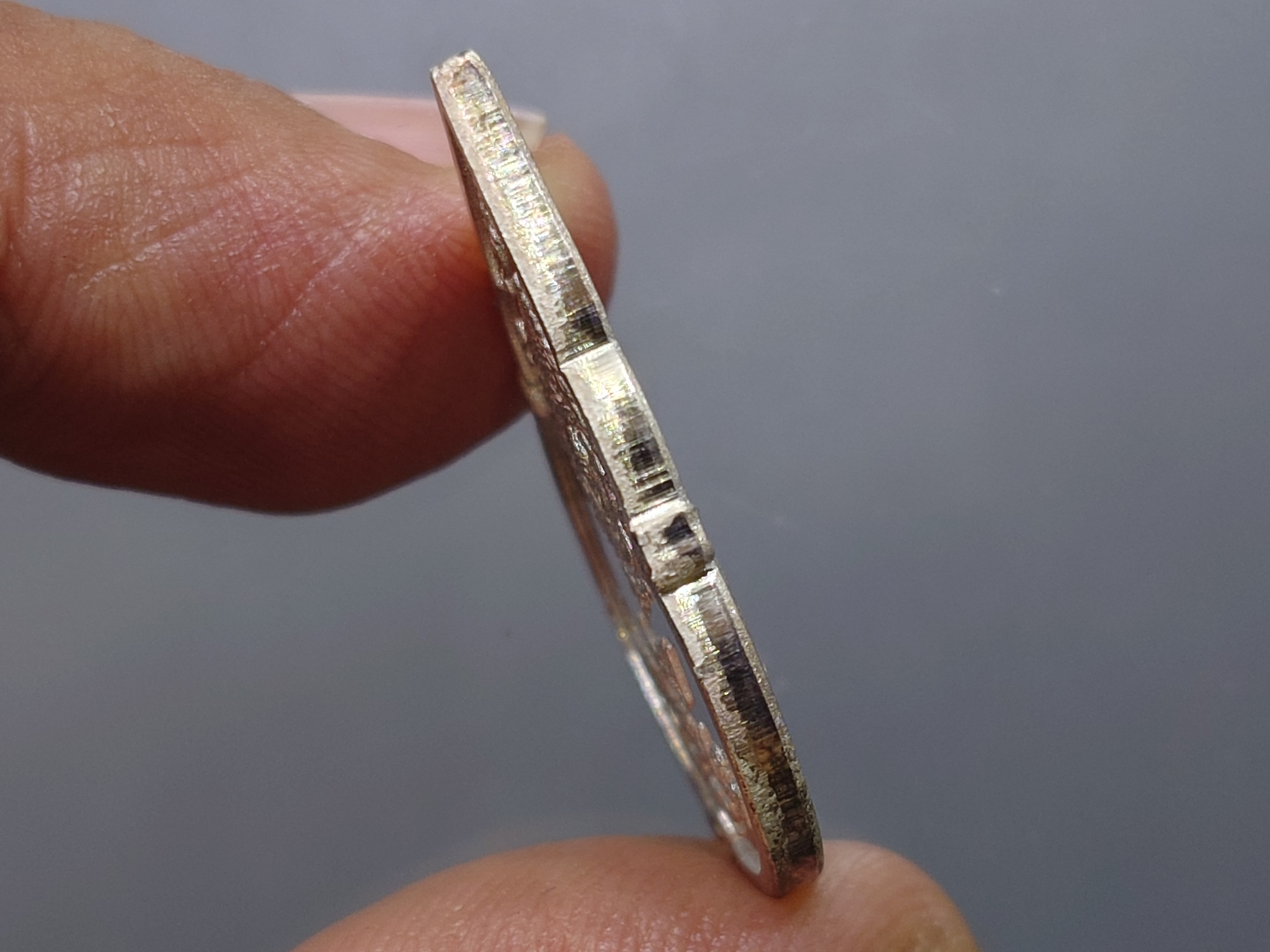 พระแก้วมรกต (พระพุทธมหามณีรัตนปฏิมากร) ทรงฤดูร้อน กรมสรรพสามิต ครบรอบ 64 ปี เนื้อเงิน พ.ศ.2539 ไม่ผ่านใช้